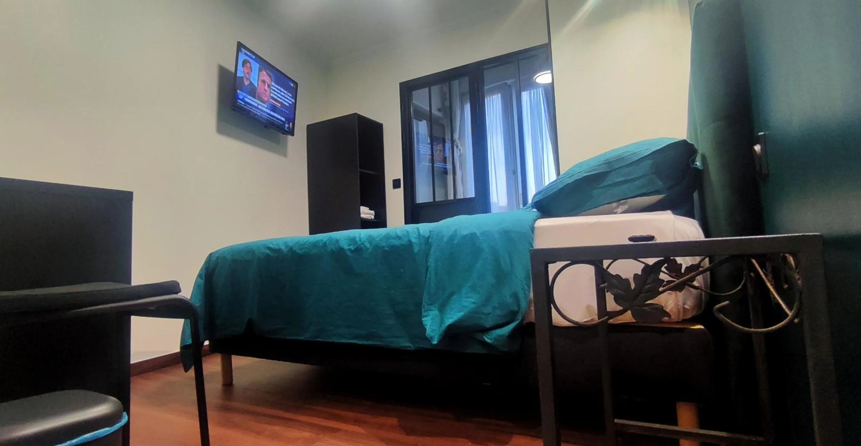 Photo of the whole room, Bed in Hôtel Moderne