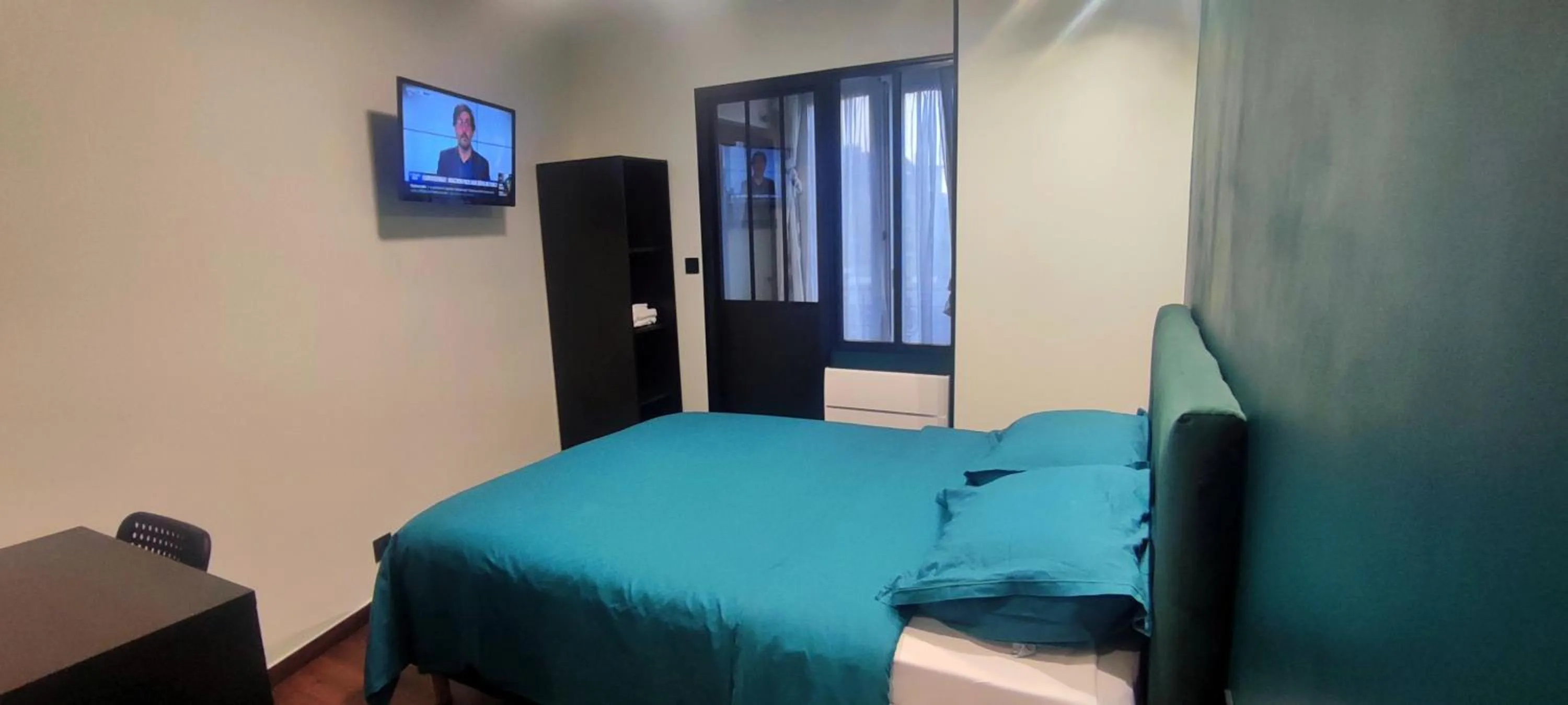 Photo of the whole room, Bed in Hôtel Moderne