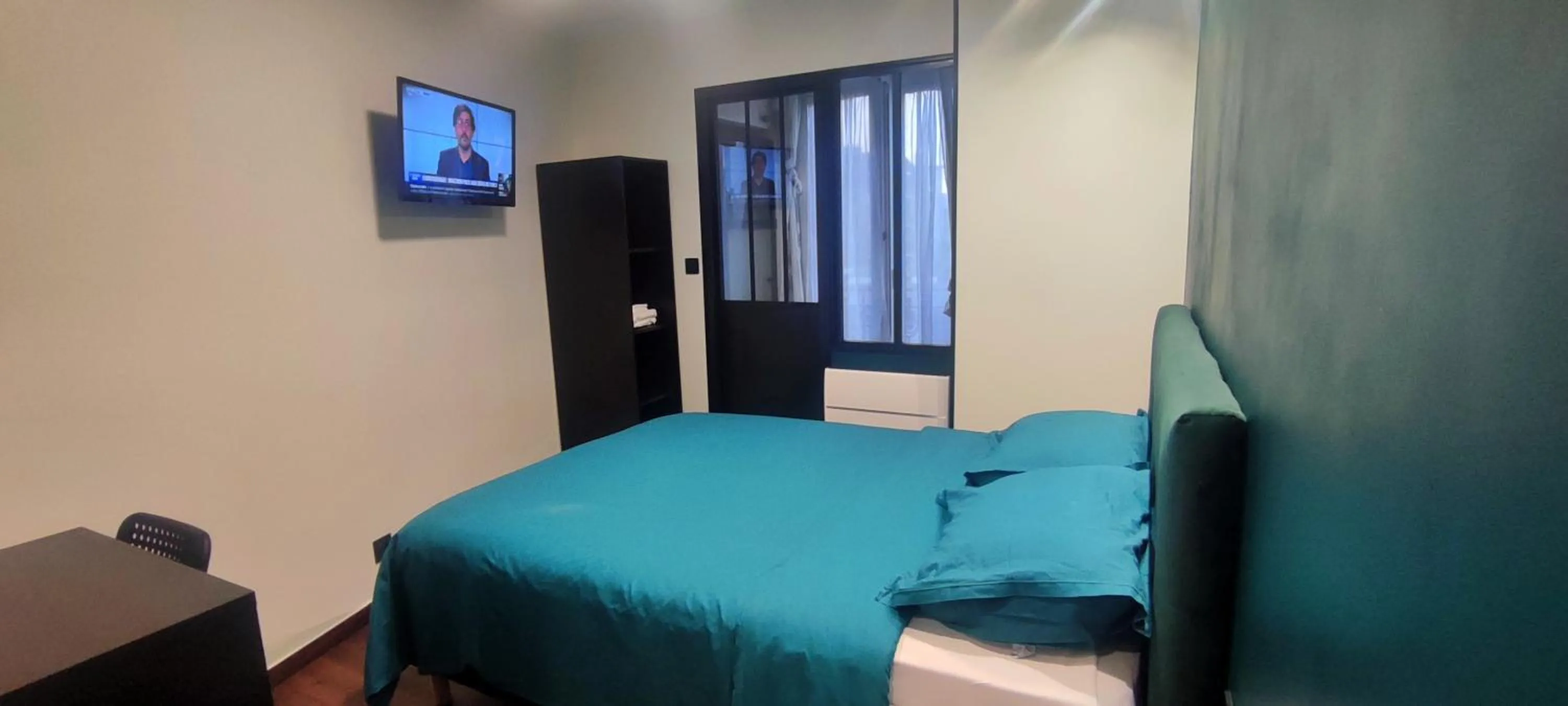 Bedroom, Bed in Hôtel Moderne