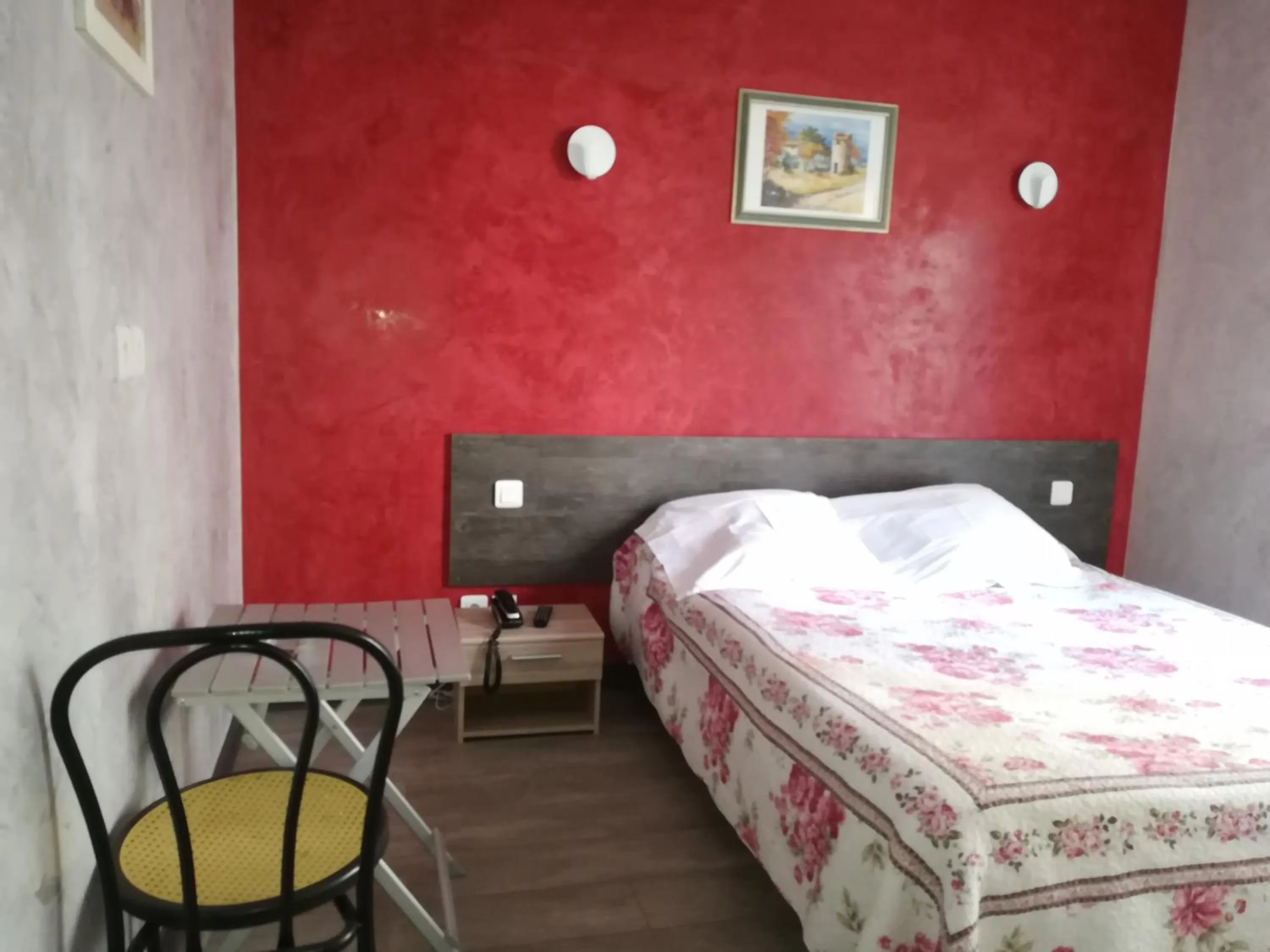 Photo of the whole room, Bed in Hôtel Moderne