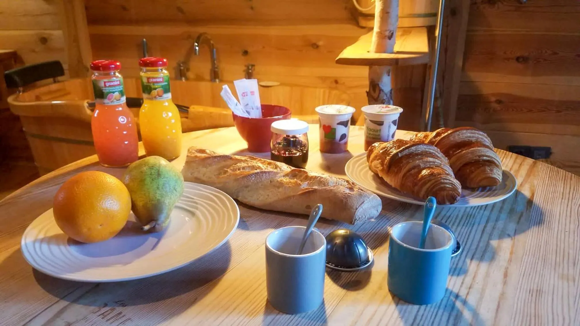 Breakfast in Hôtel Lodge du Lac Chambon