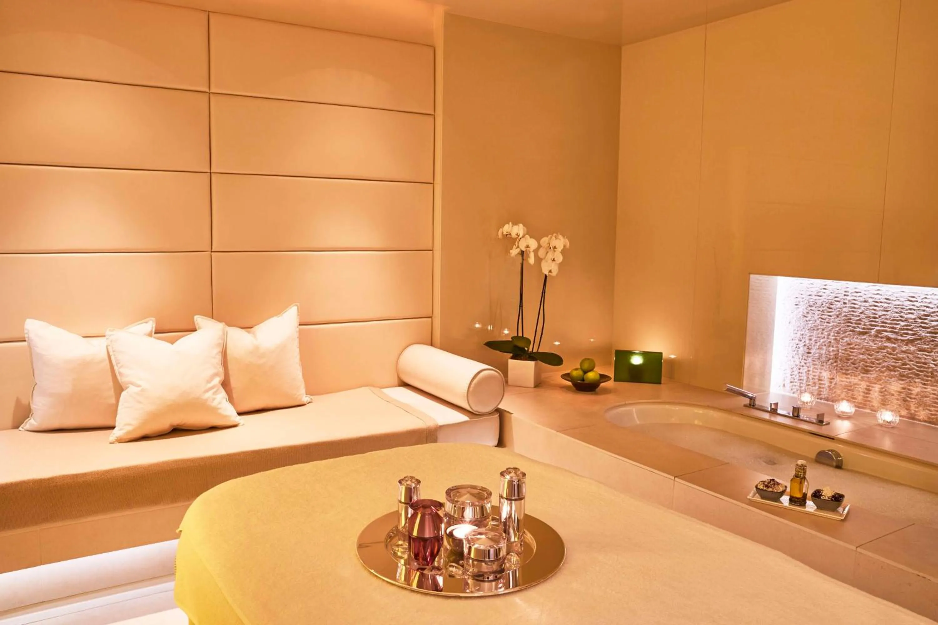 On site, Bed in Hotel Adlon Kempinski Berlin