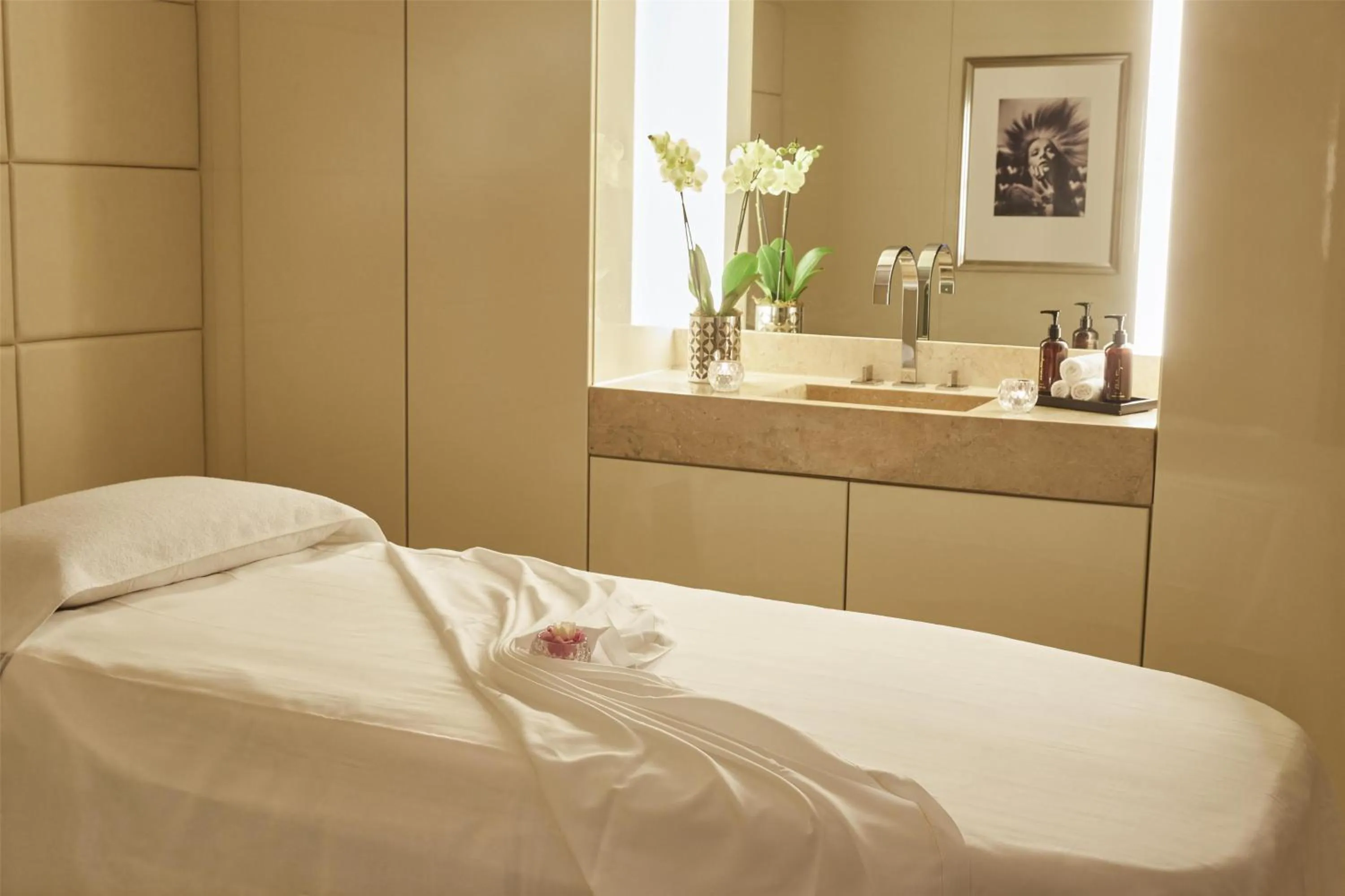 Spa and wellness centre/facilities, Bed in Hotel Adlon Kempinski Berlin