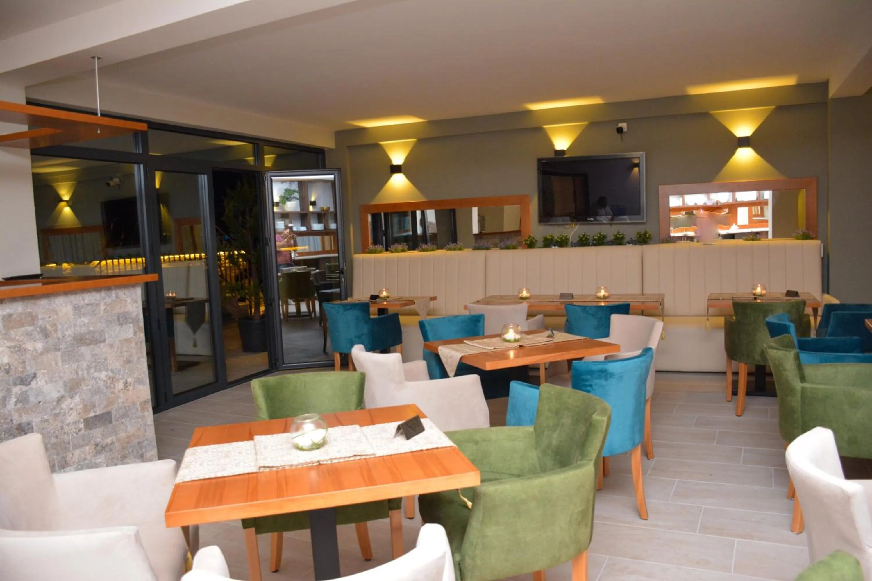 Restaurant/places to eat in AM Palace