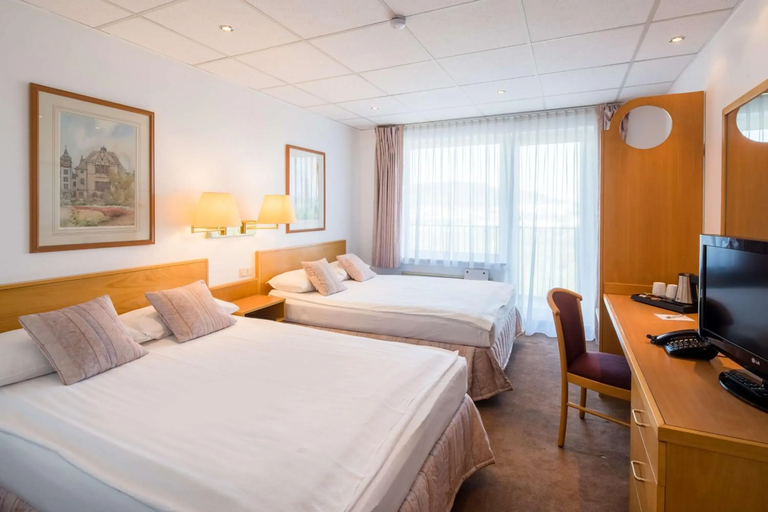 Family Room with Queen Bed and Kitchen - single occupancy in Best Western Hotel Jena Family Room with Queen Bed and Kitchen - single occupancy in Best Western Hotel Jena