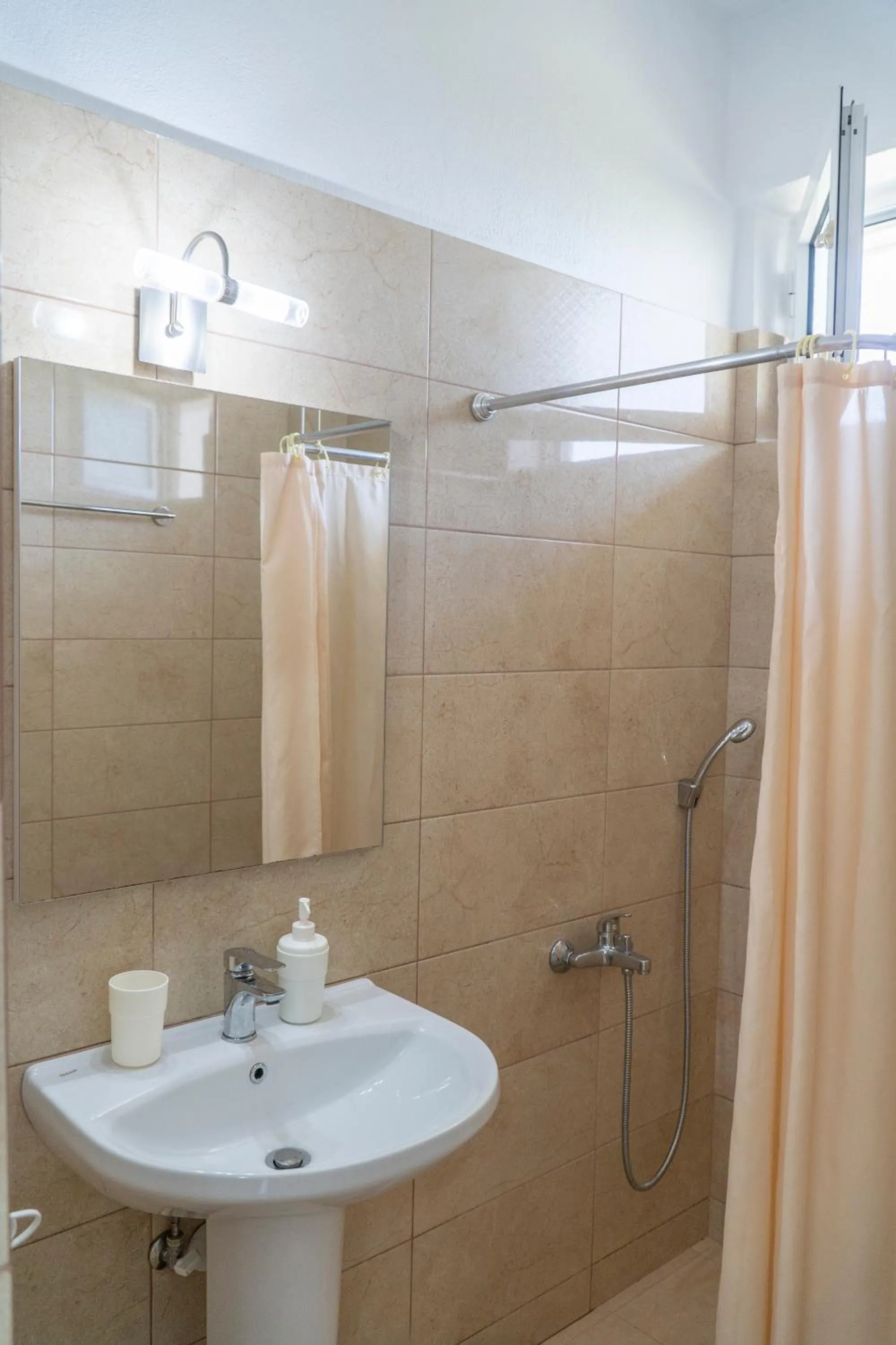 Shower in Koks’ Guesthouse