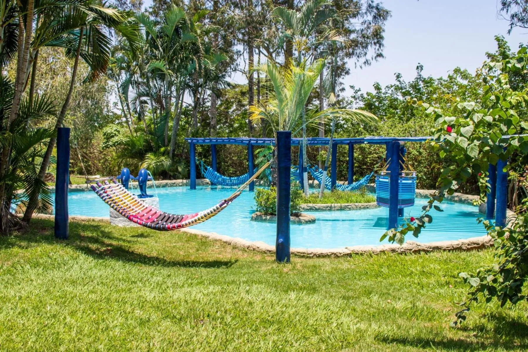 Swimming pool in Mirante Praia Hotel