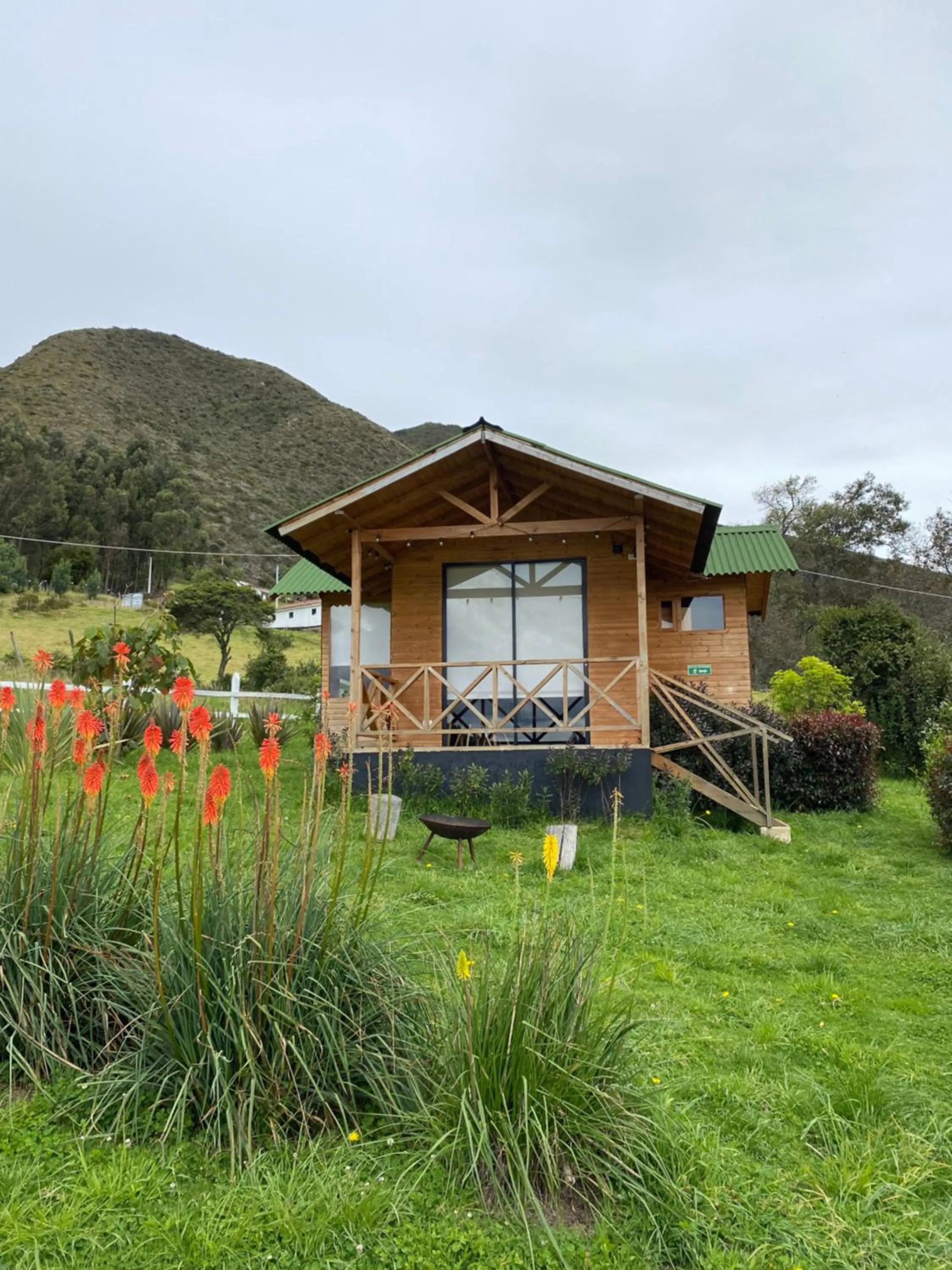 Family Room with Lake View in Altozano Cabañas