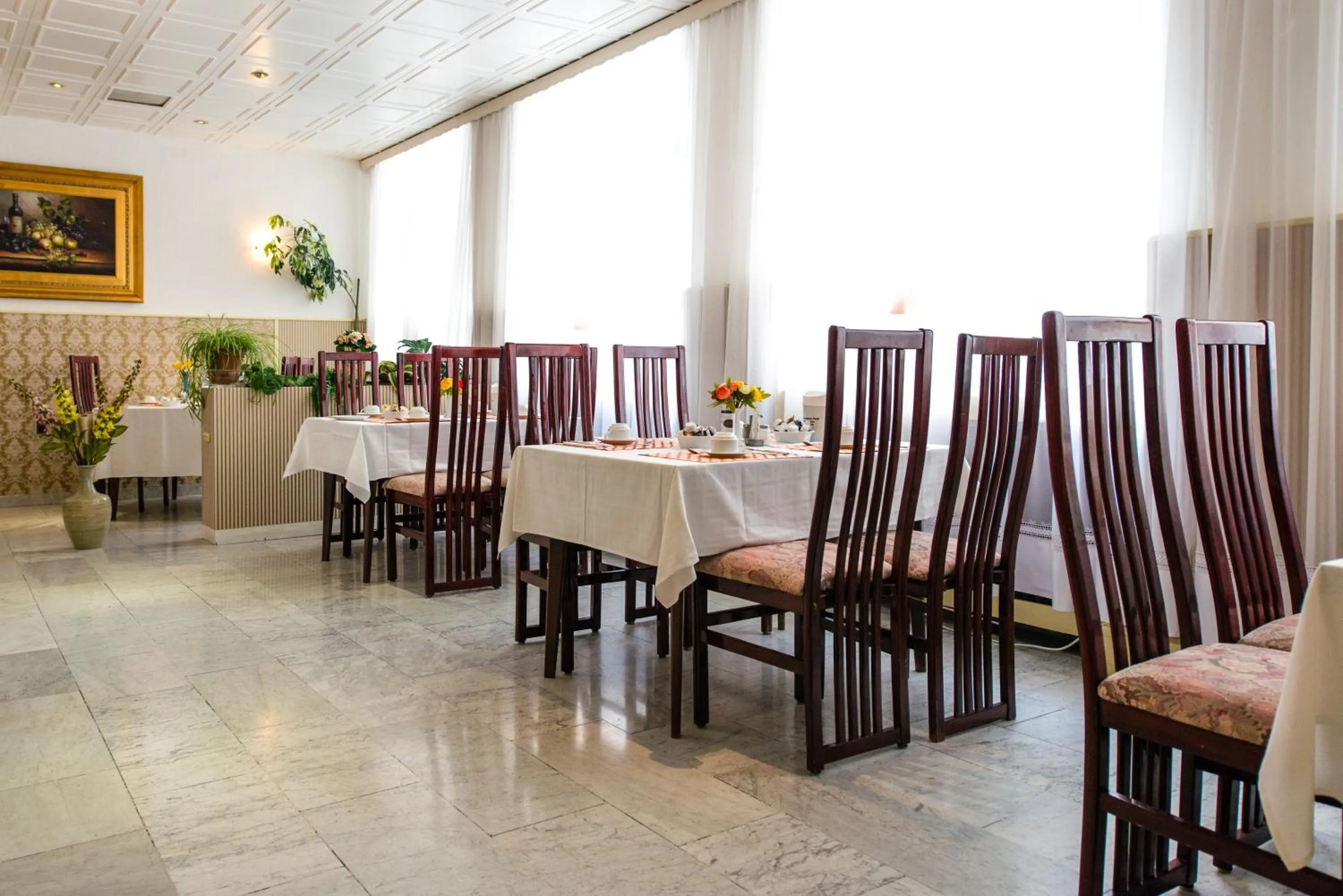 Restaurant/places to eat in Ravel International