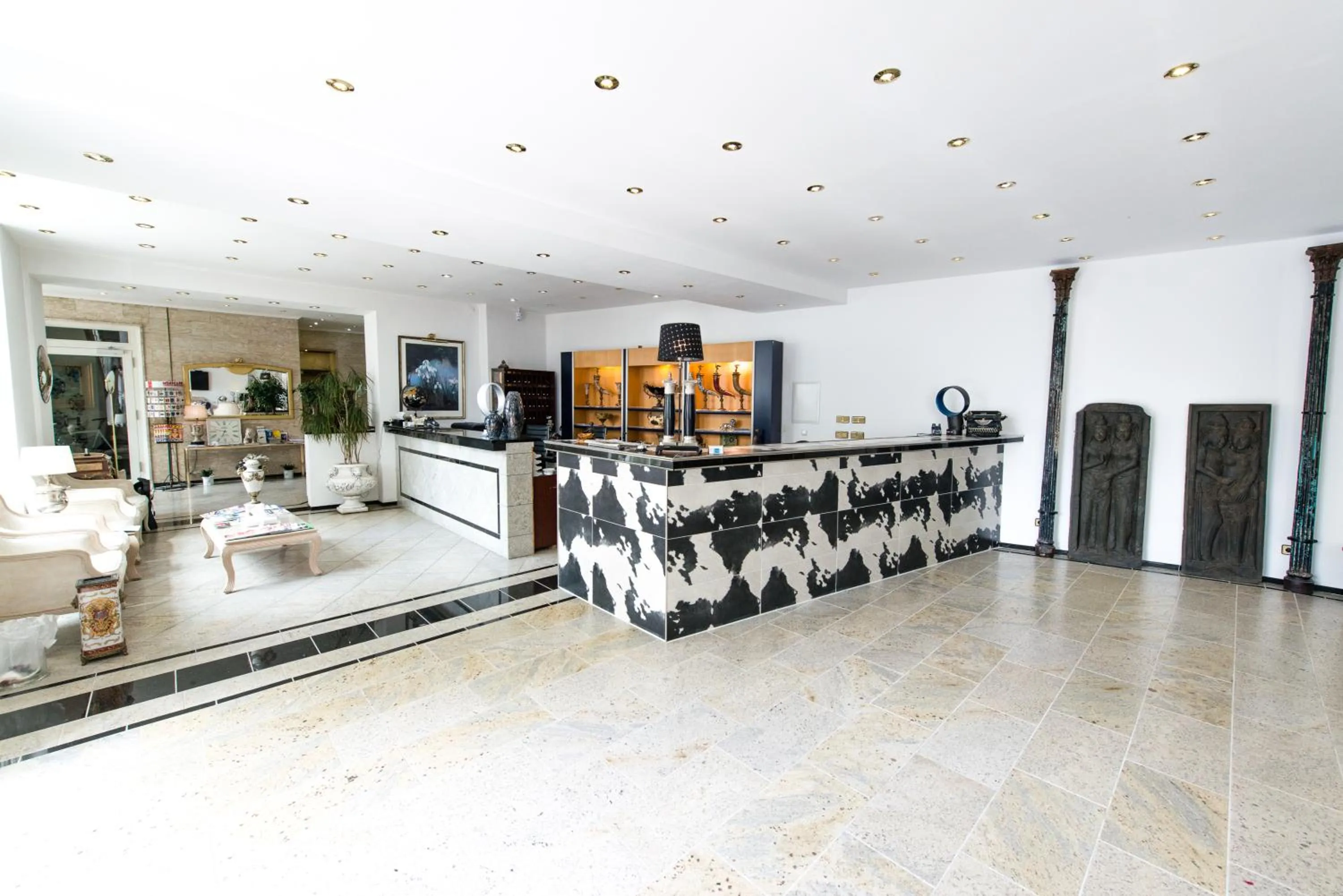 Lobby or reception in Ravel International