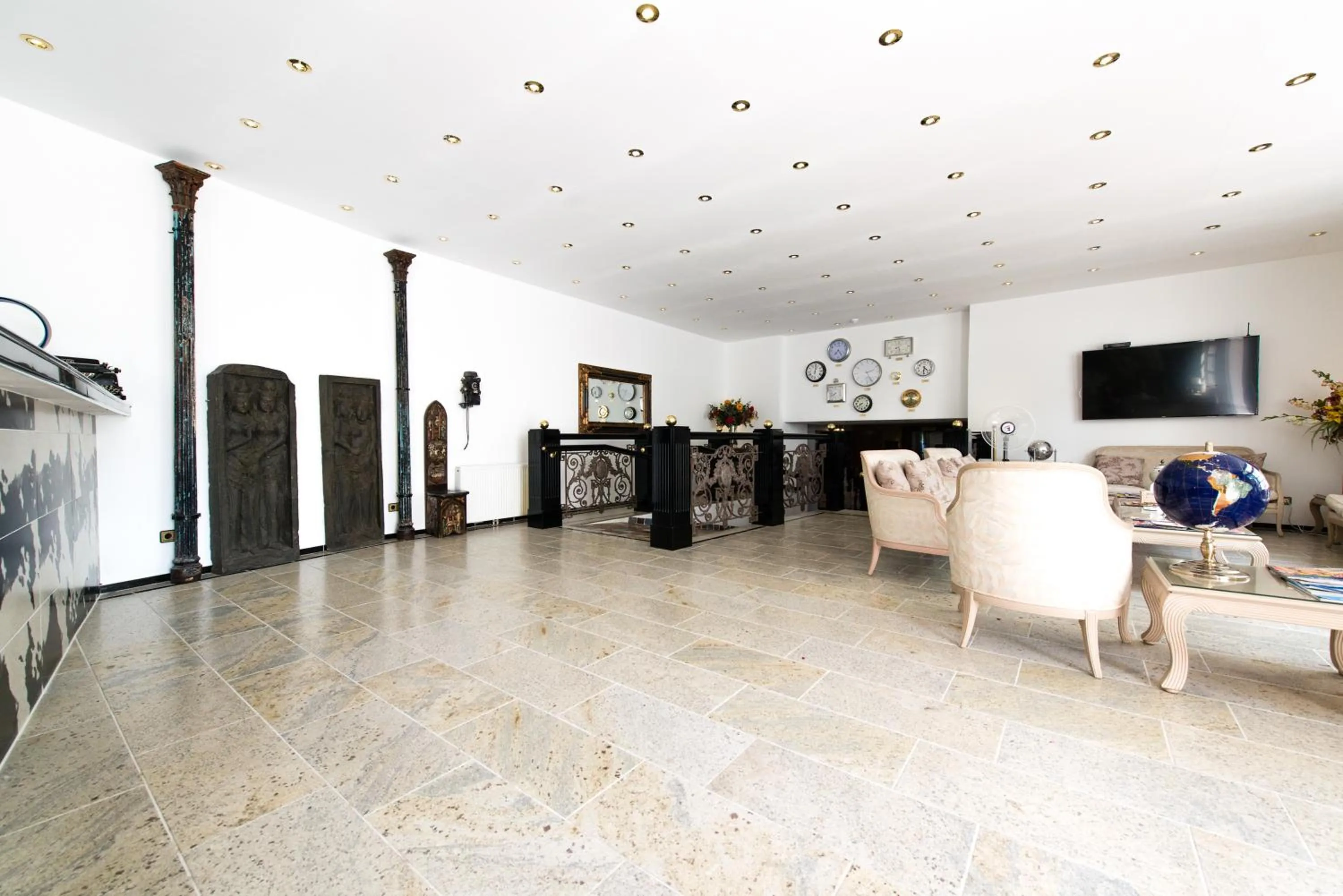 Lobby or reception in Ravel International