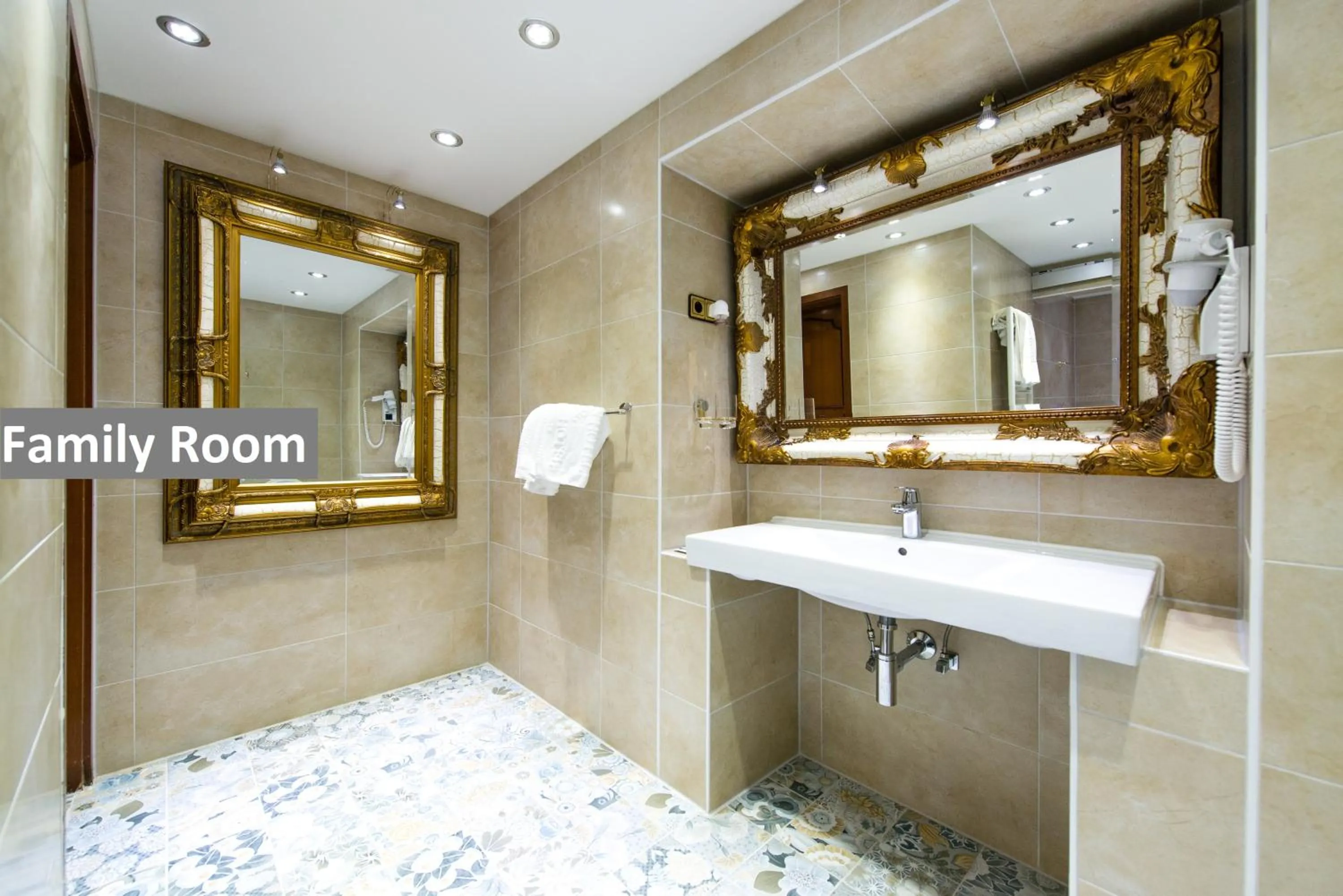 Photo of the whole room in Ravel International