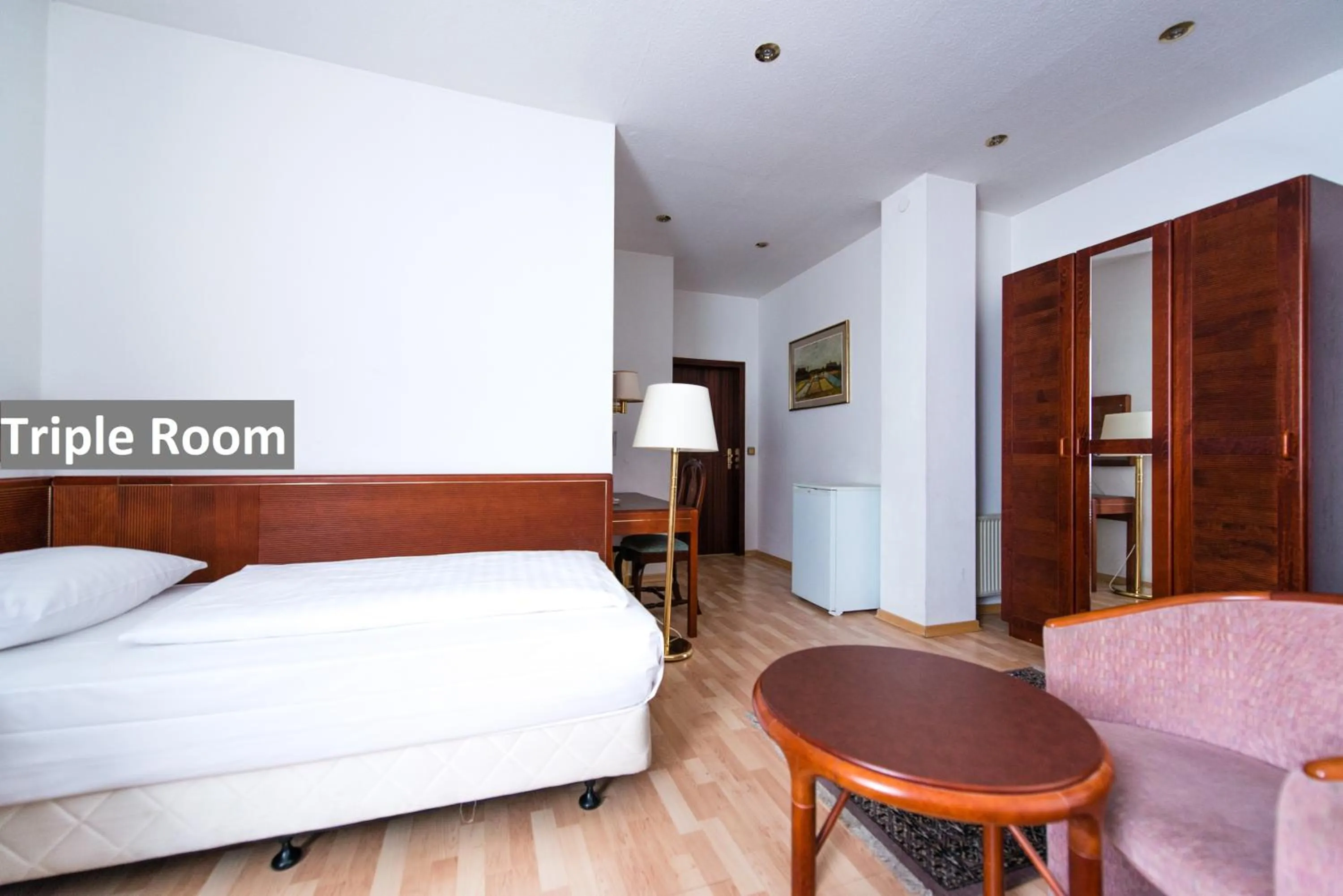 Photo of the whole room, Bed in Ravel International