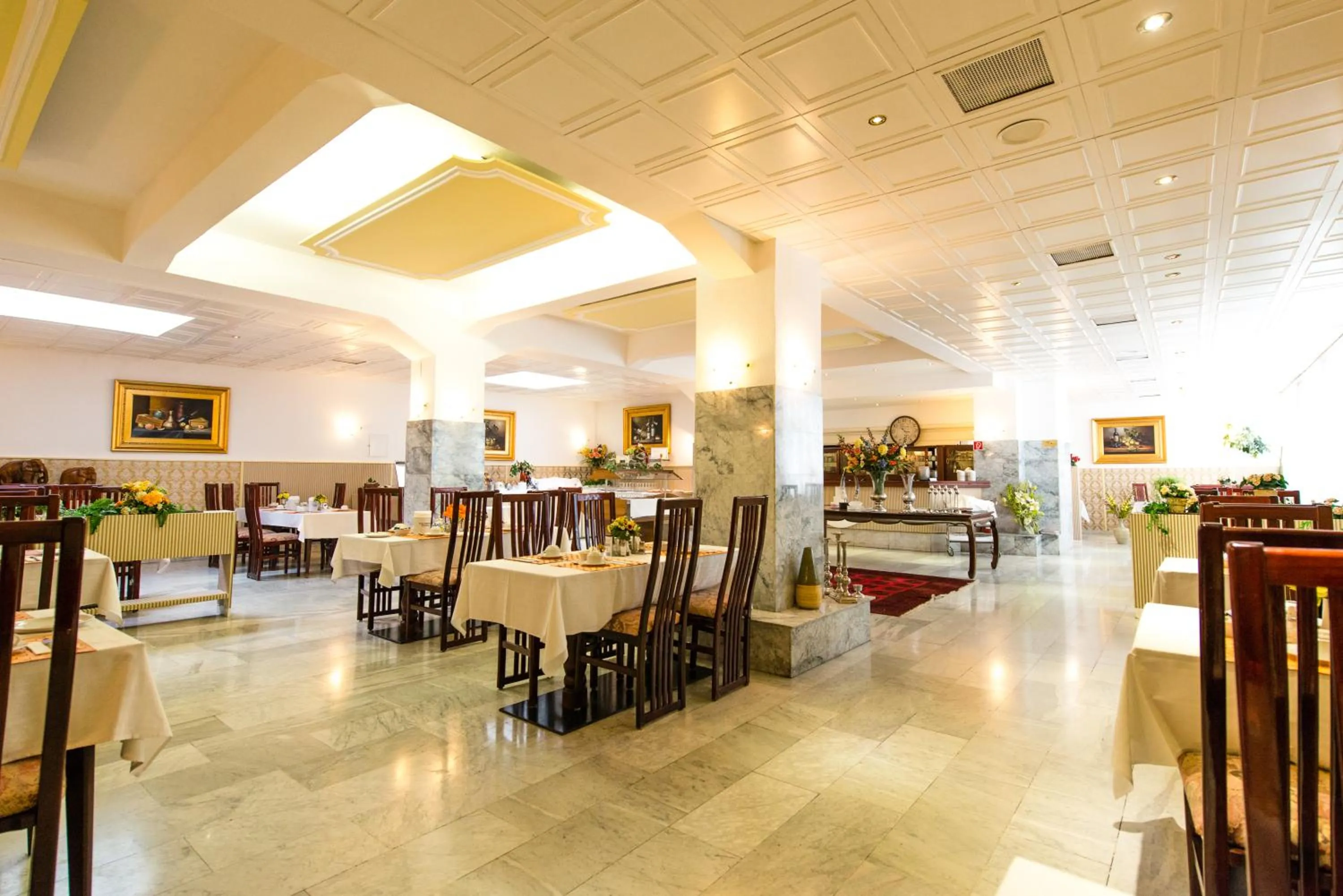 Restaurant/places to eat in Ravel International