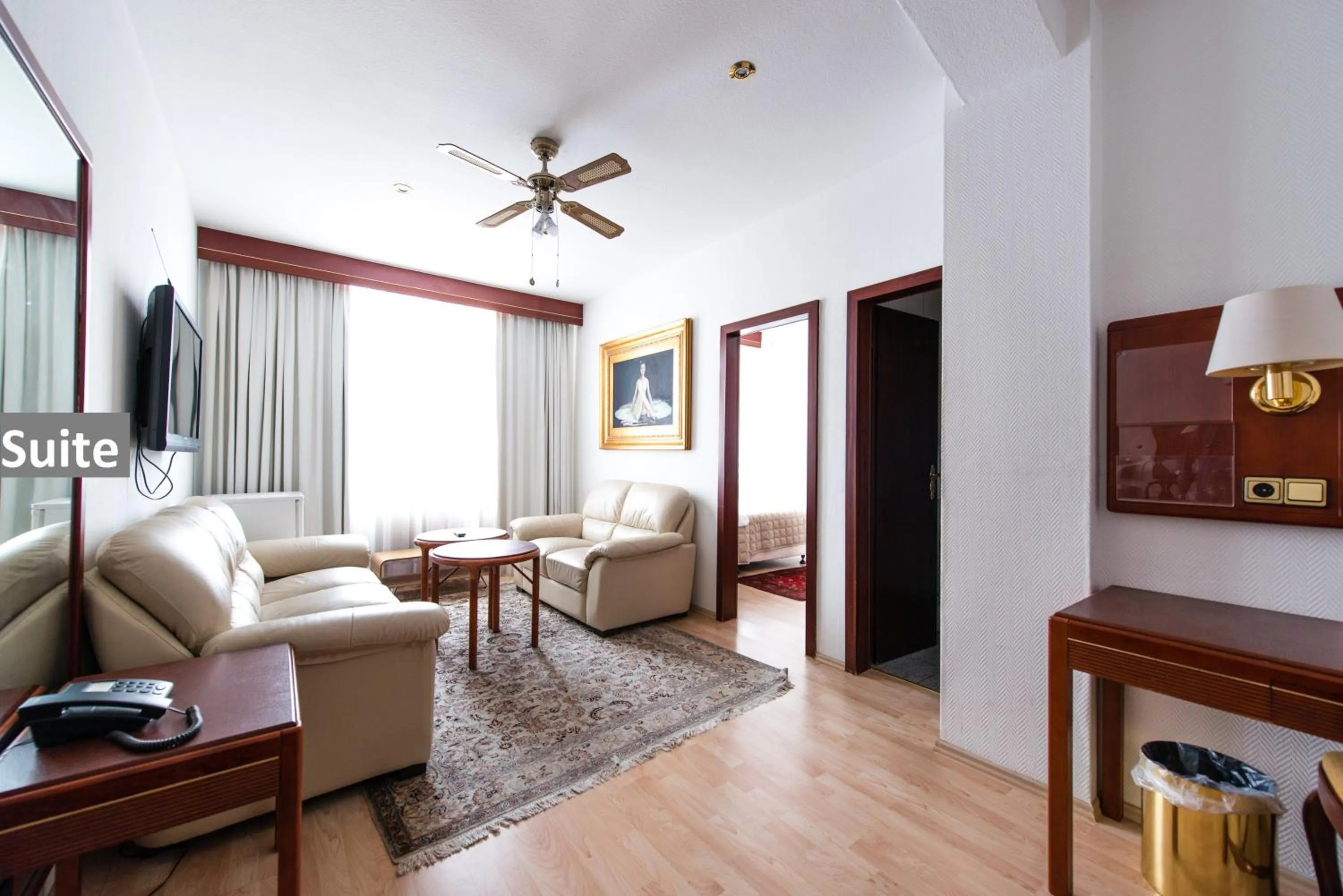 Photo of the whole room in Ravel International