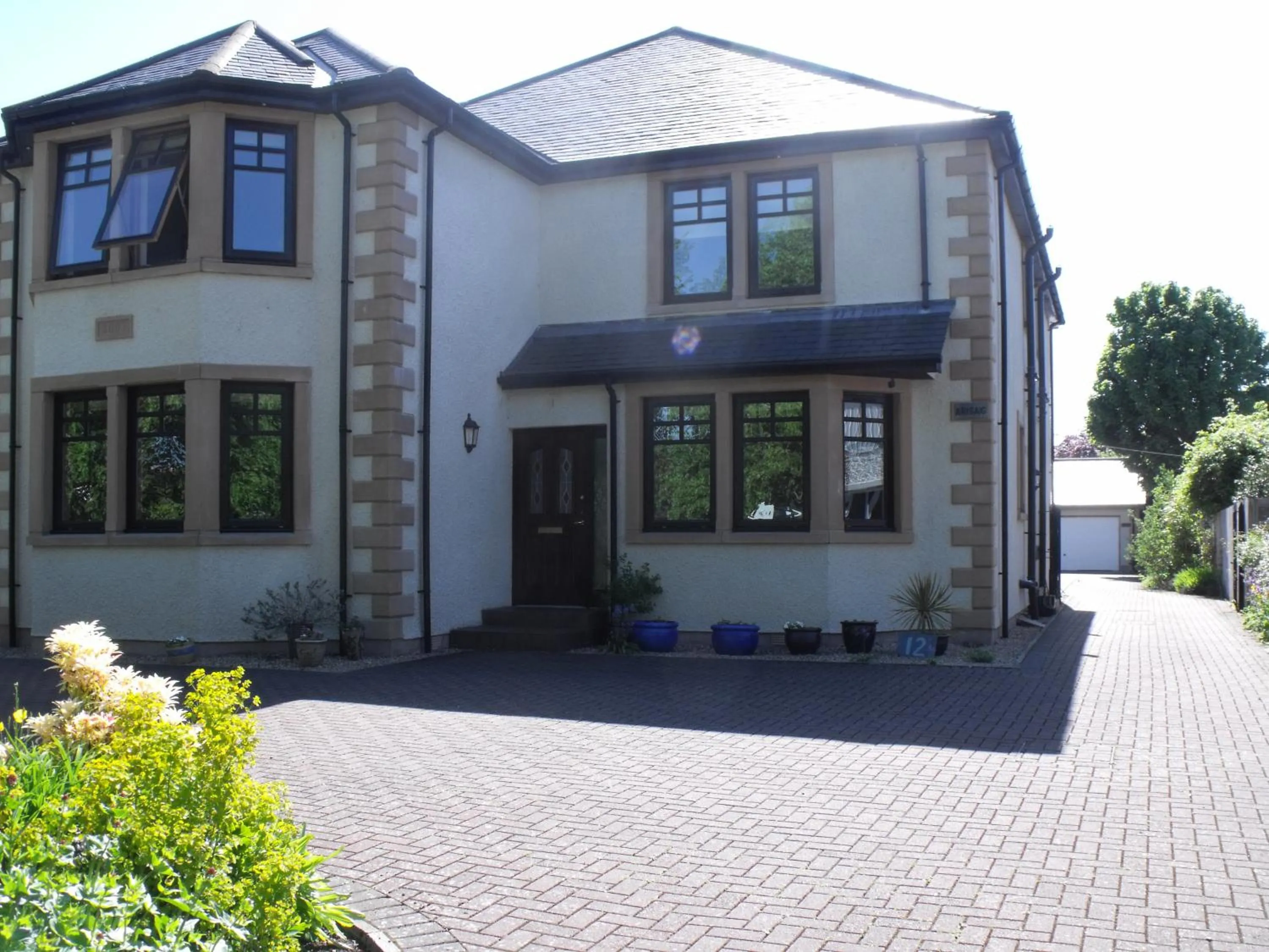 Facade/entrance in Arisaig Guest House