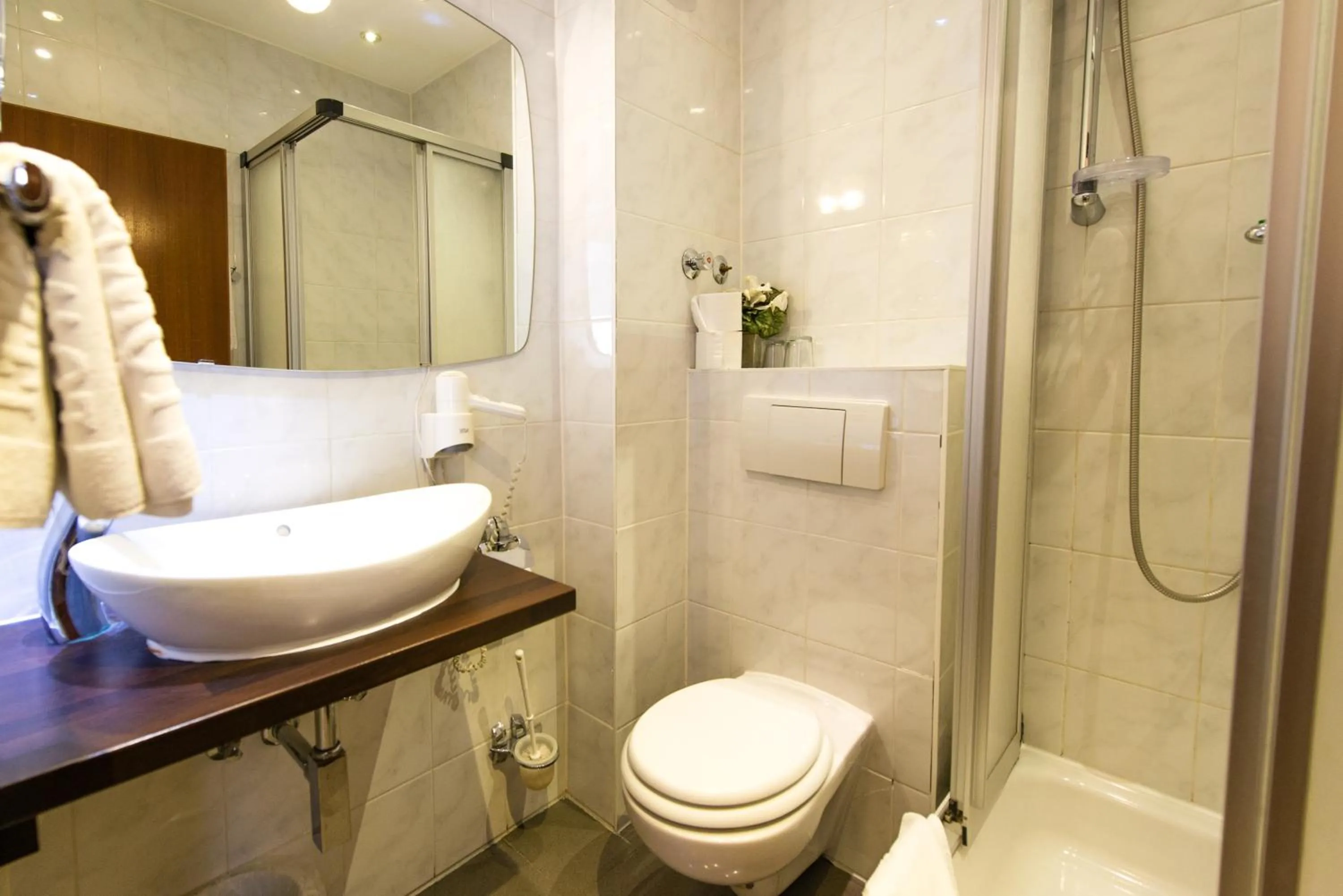 Bathroom in Löwen Hotel