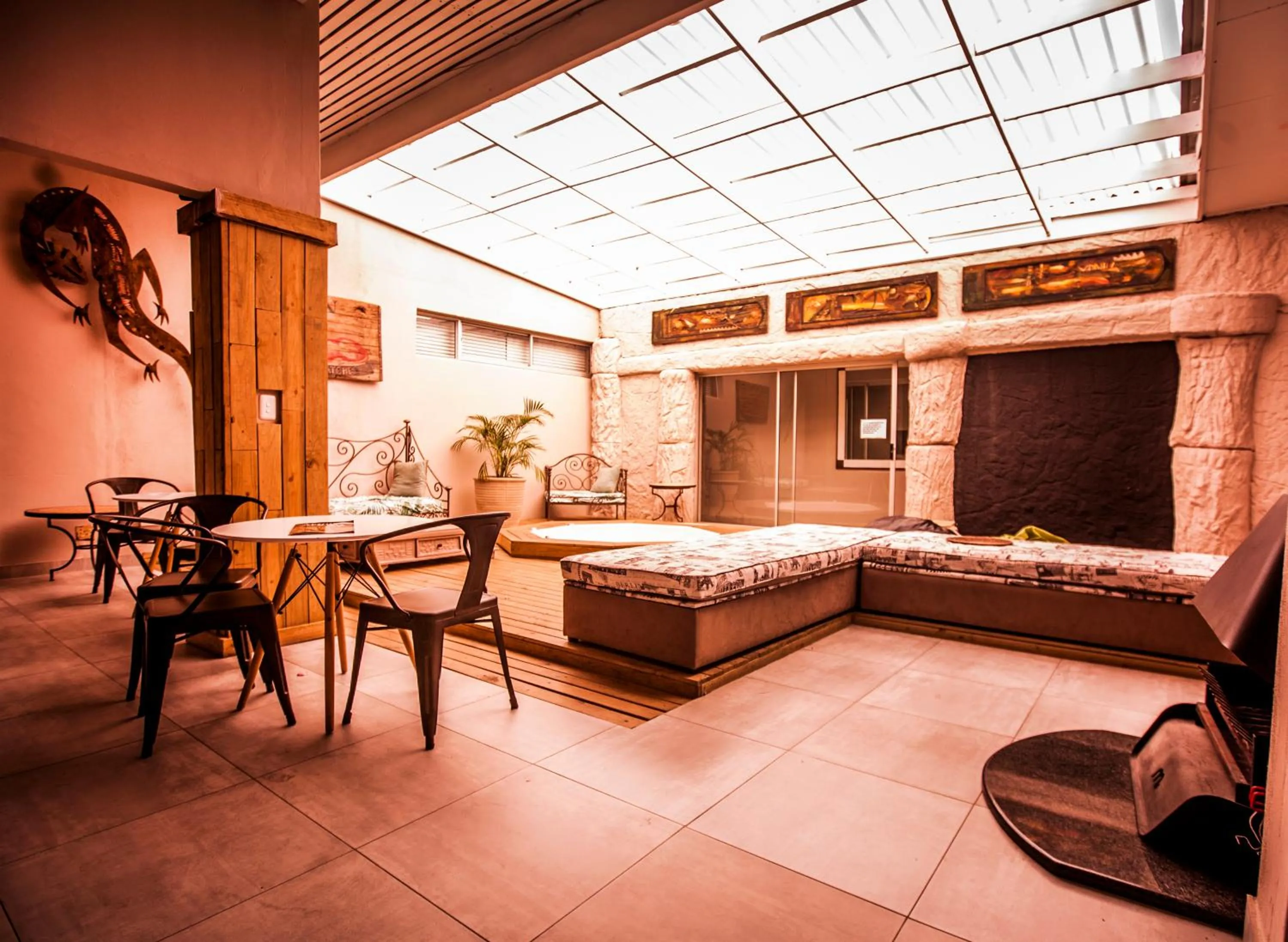 Communal lounge/ TV room, Bed in The Russel Guest House