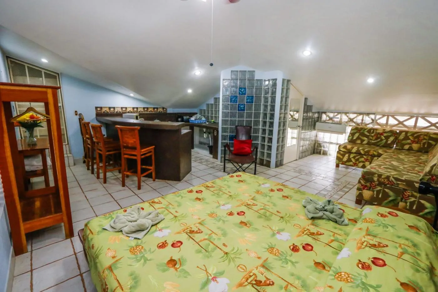 Photo of the whole room, Bed in Oceanfront Hotel Verde Mar direct access to the beach