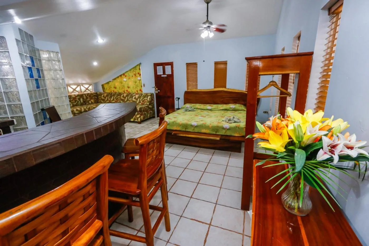 Photo of the whole room, Bed in Oceanfront Hotel Verde Mar direct access to the beach