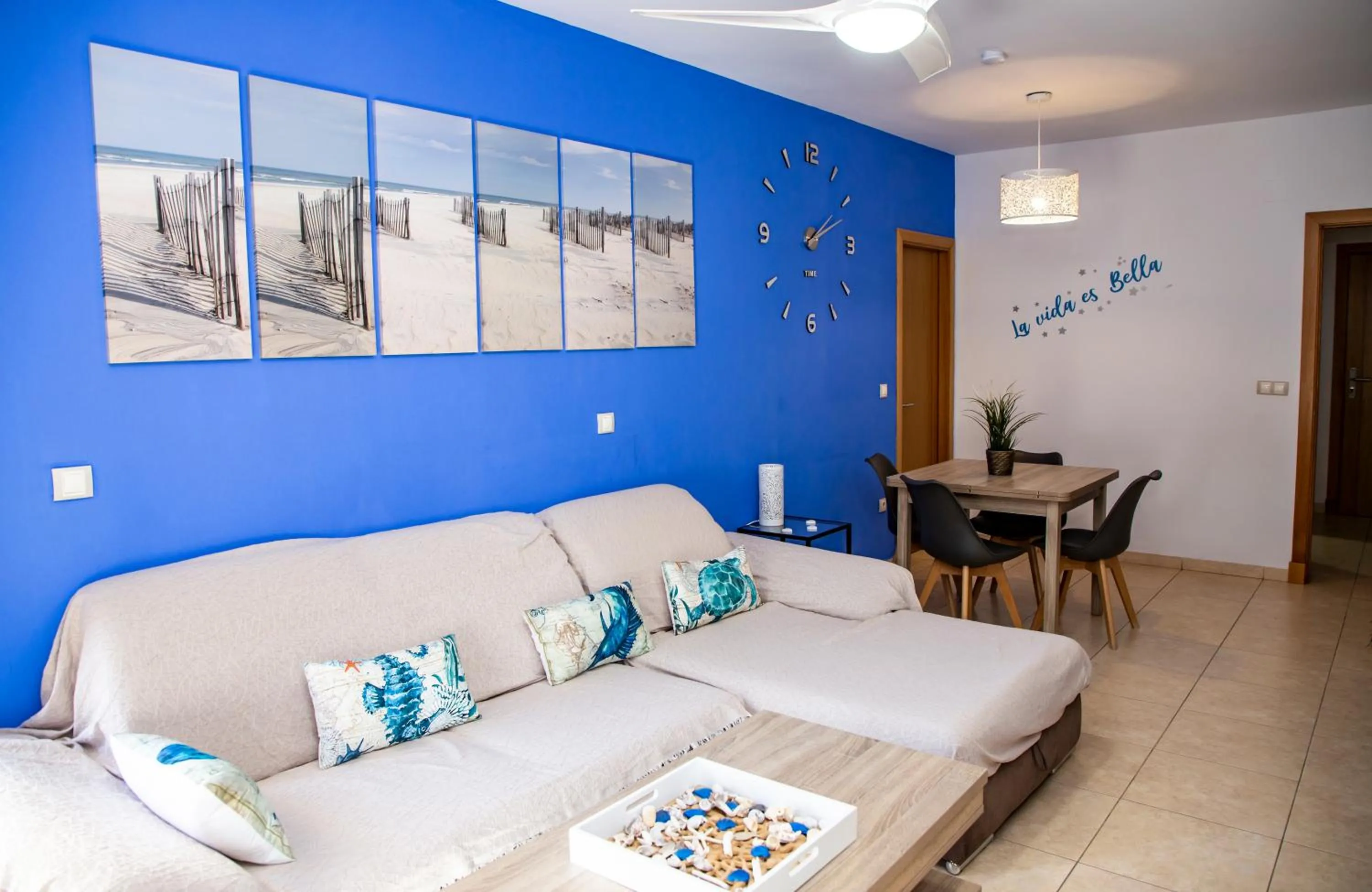 Lounge or bar in VALDECARRETAS Apartamento Rota cerca de playa
