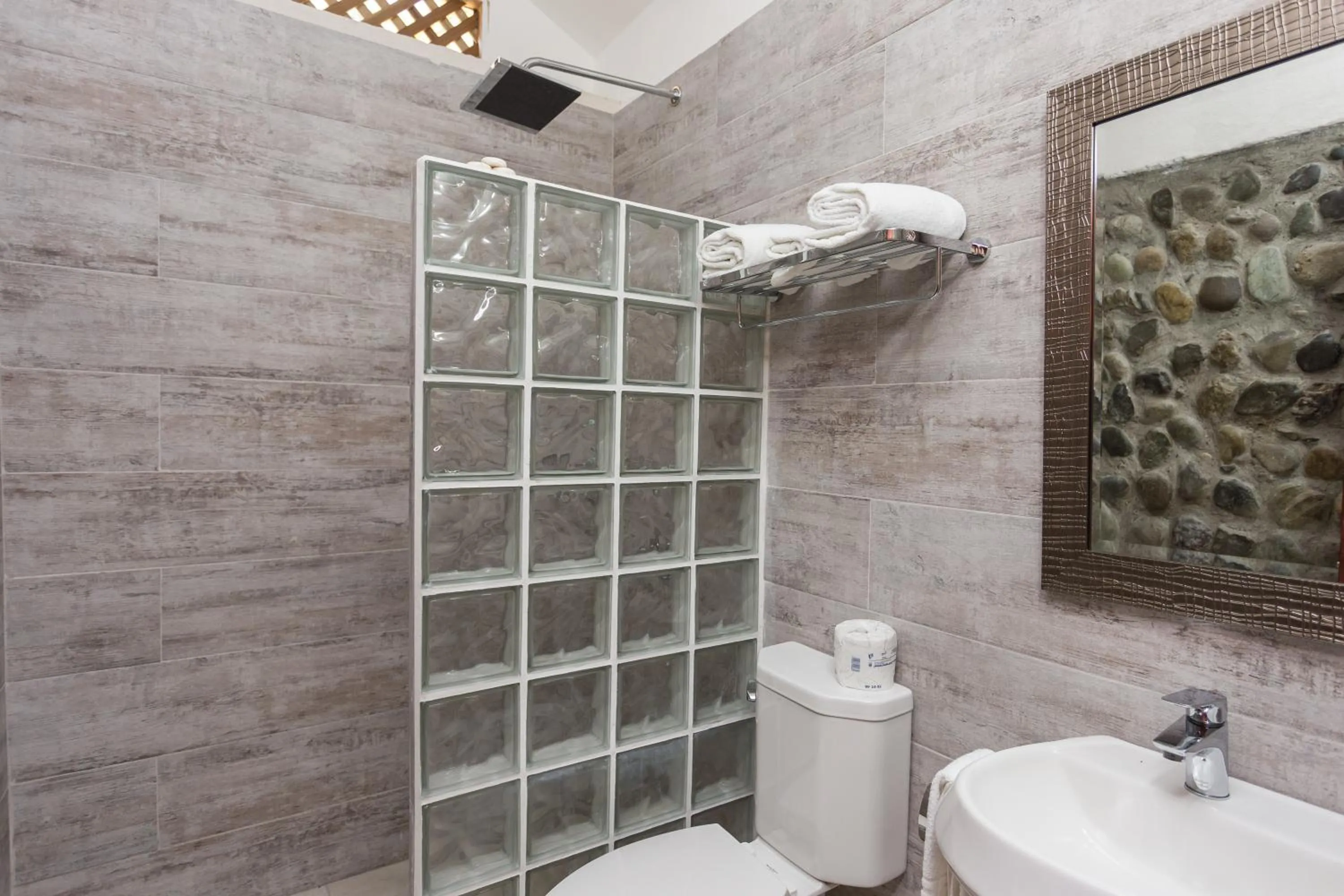 Bathroom in Karahe Beach Hotel