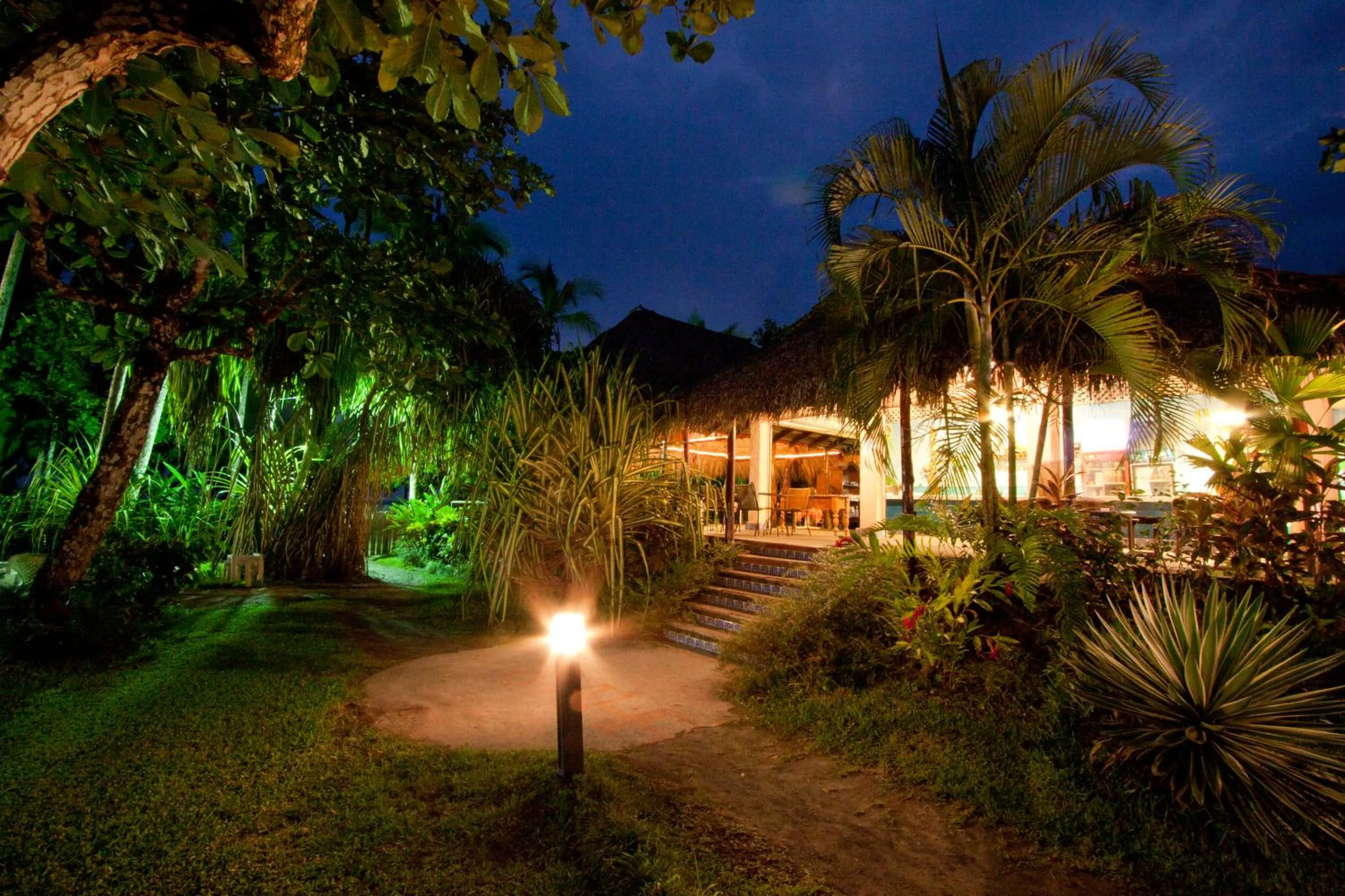 Restaurant/places to eat in Karahe Beach Hotel