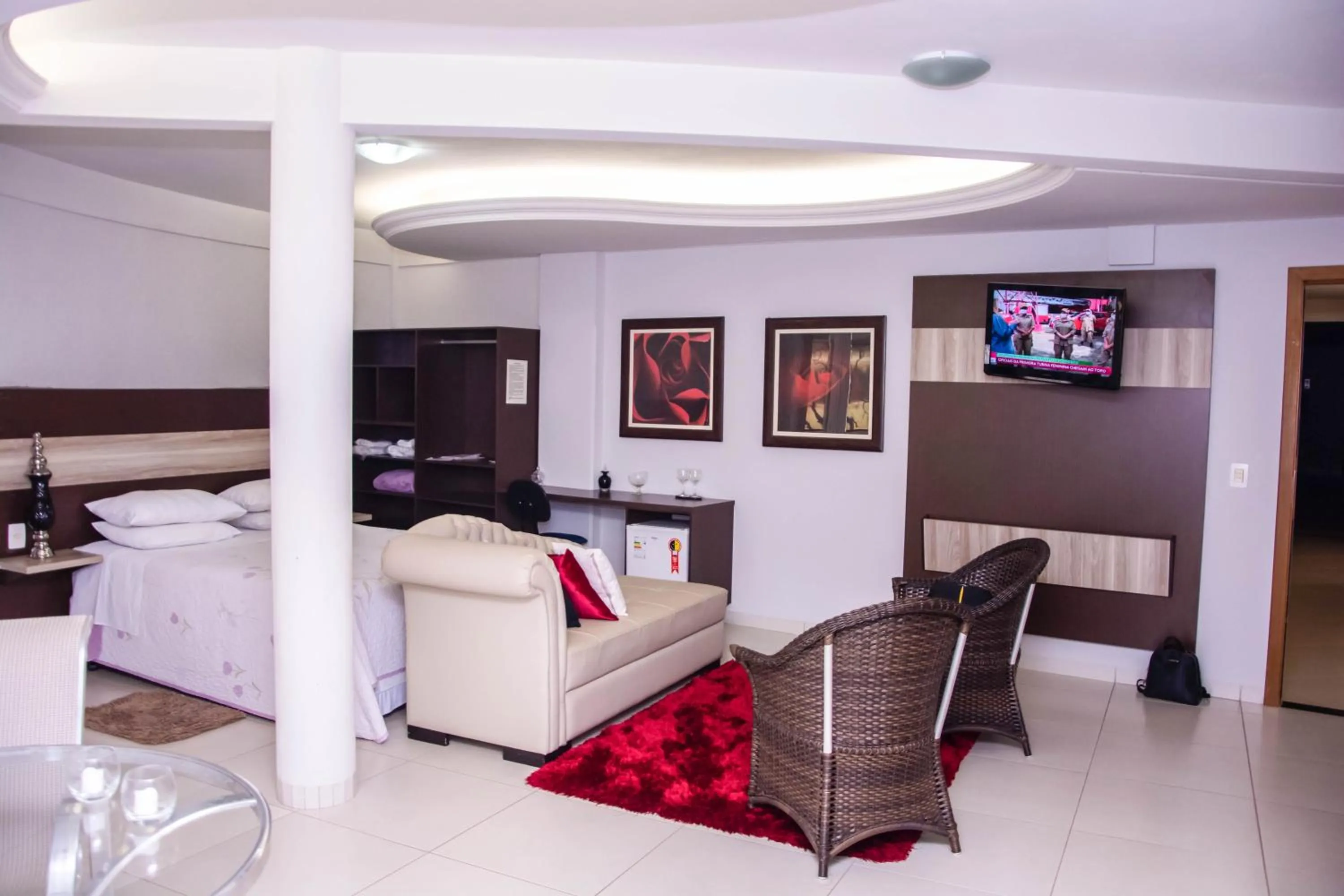 Living room, Bed in La Vitre Hotel