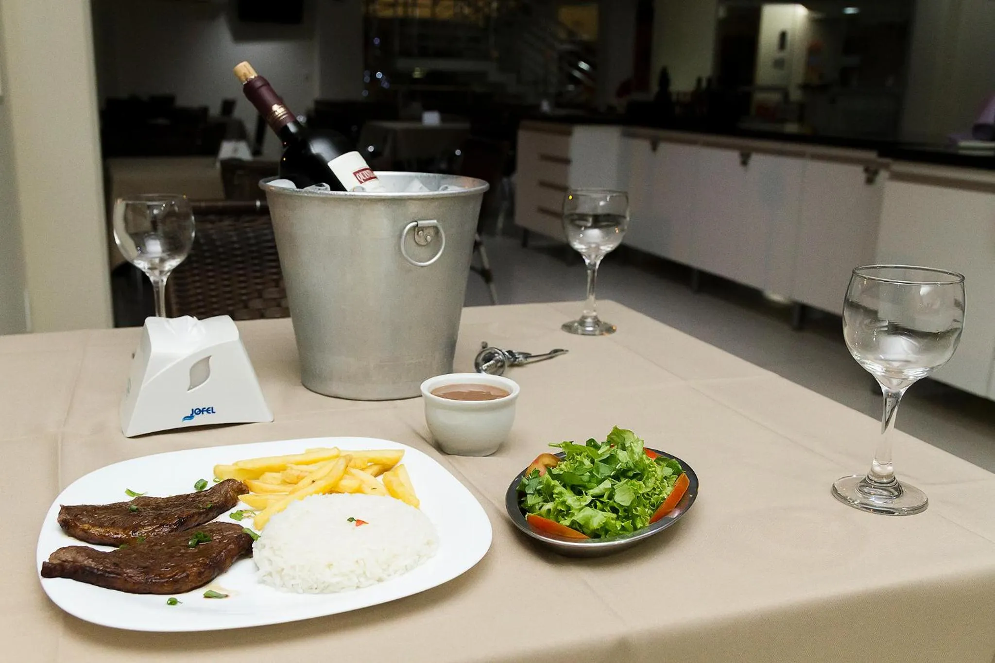 Restaurant/places to eat in La Vitre Hotel