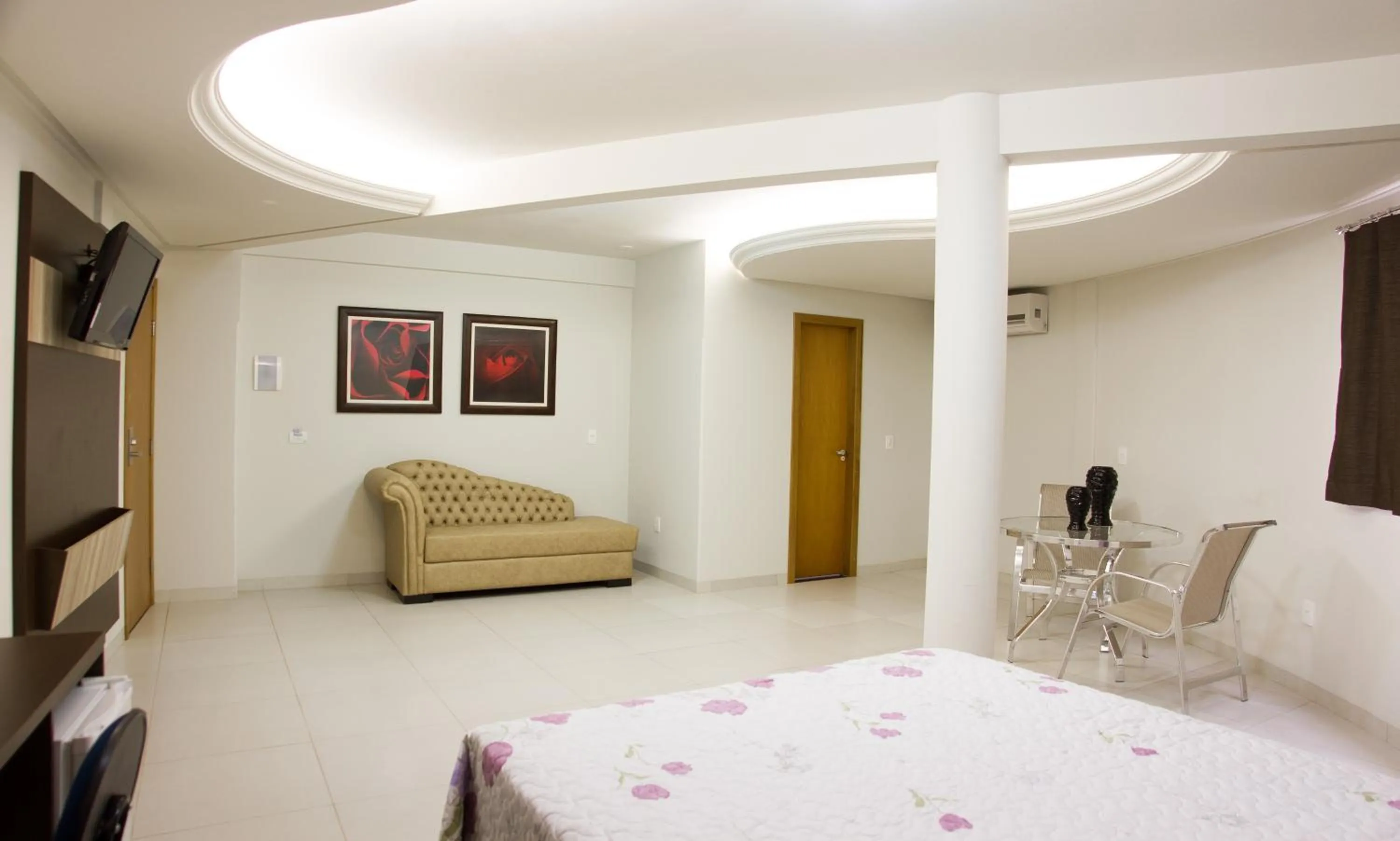 Photo of the whole room, Bed in La Vitre Hotel