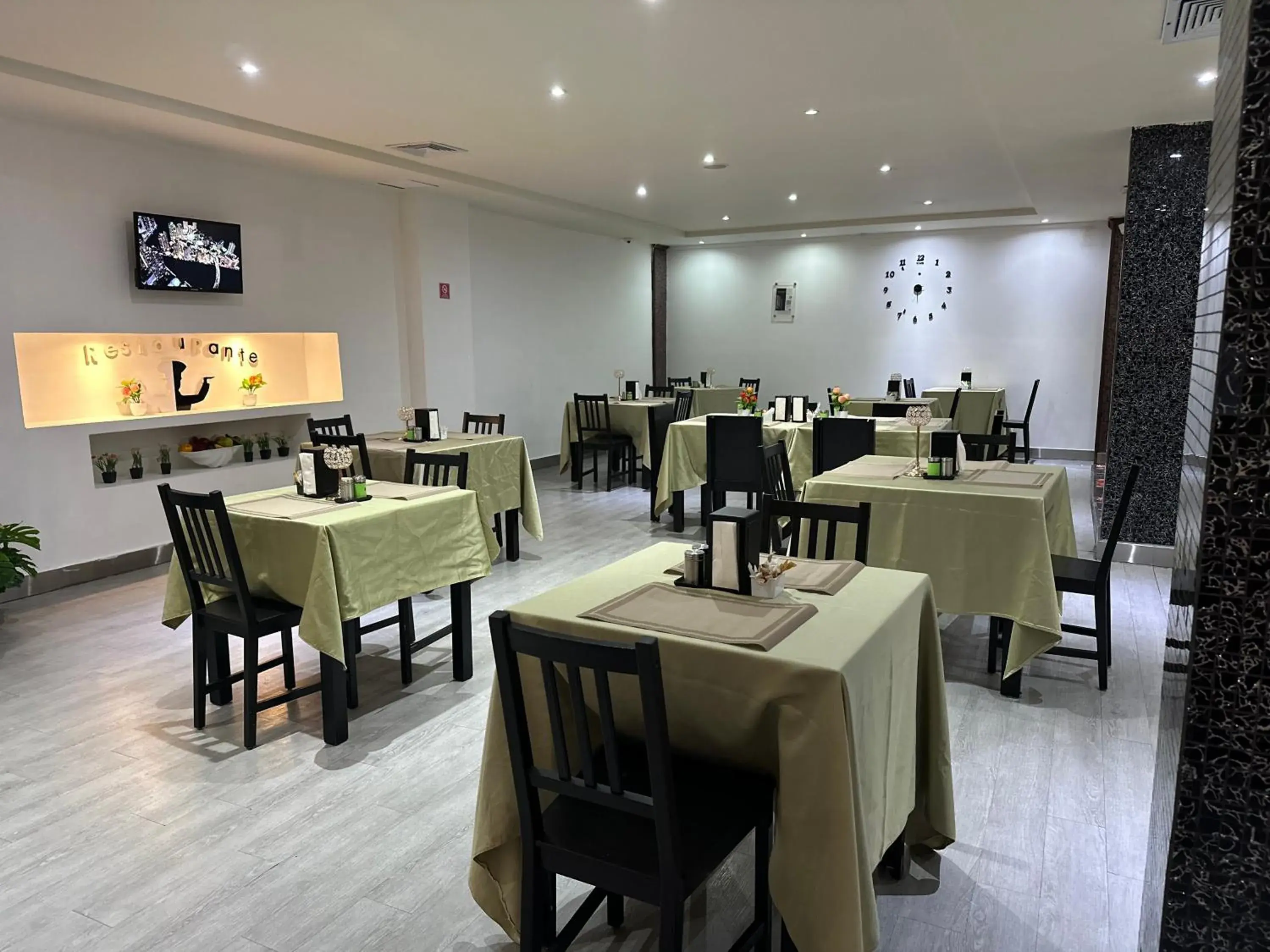 Restaurant/places to eat in Ramada by Wyndham Princess Santo Domingo Restaurant/places to eat in Ramada by Wyndham Princess Santo Domingo