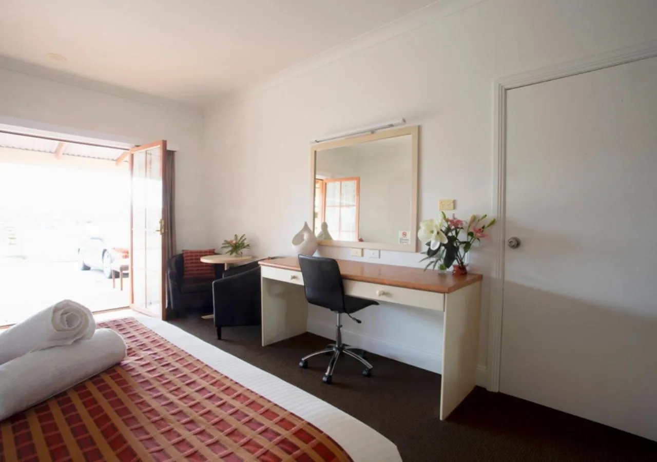 Bed in Bowen Inn Motel