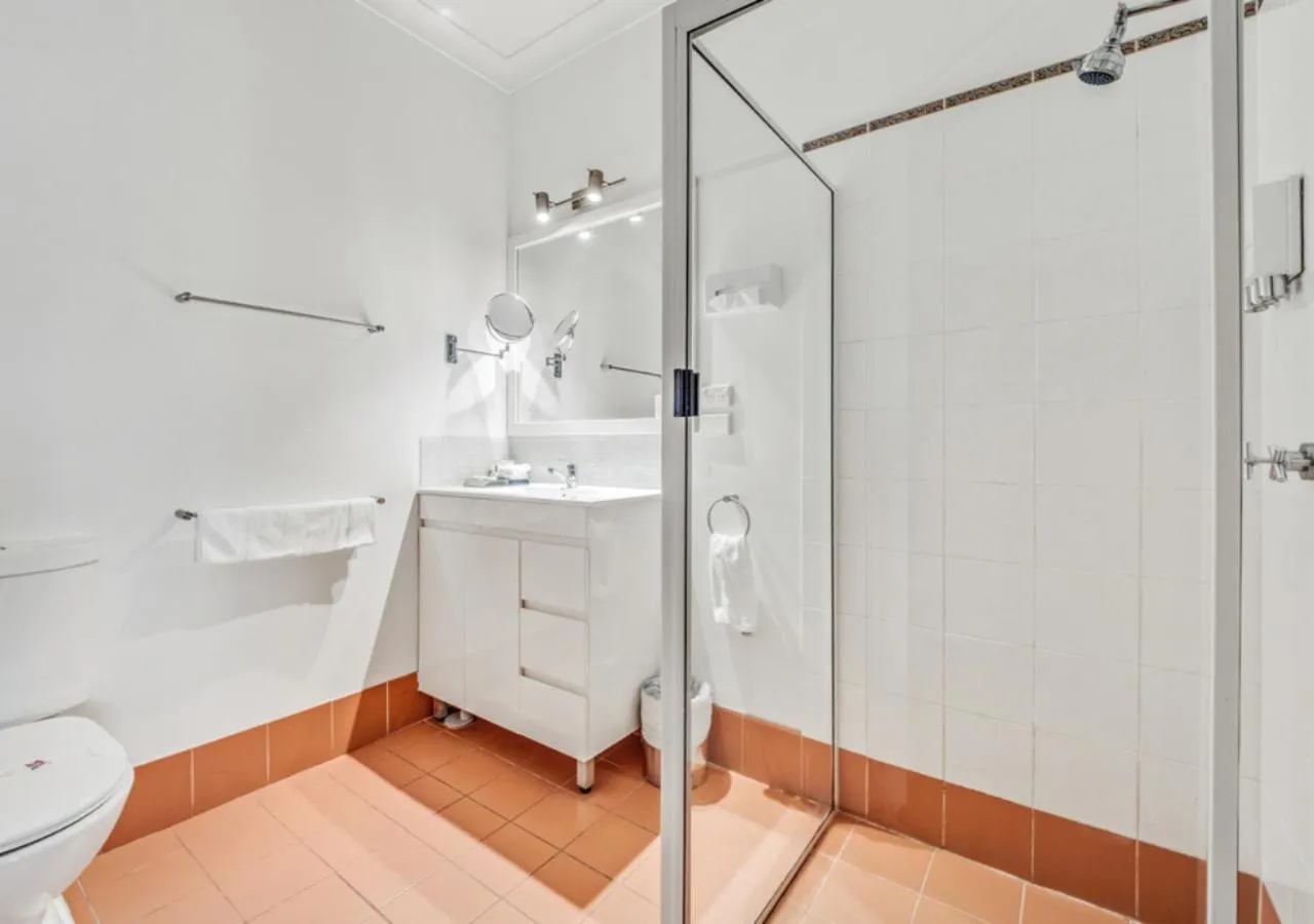 Shower in Bowen Inn Motel