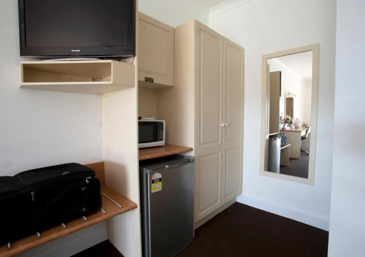 microwave in Bowen Inn Motel