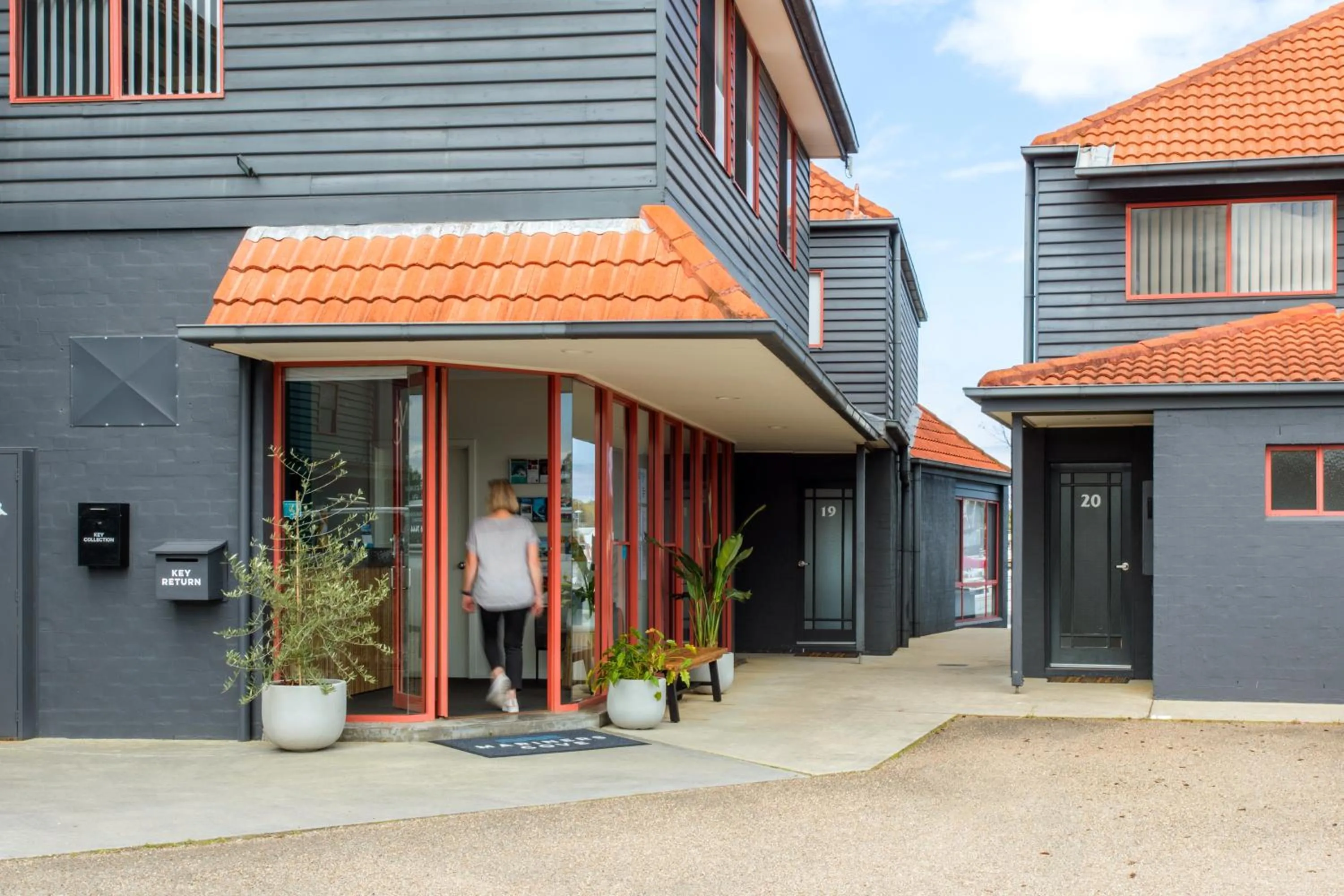 Mariners Cove Waterfront Motel and Apartments