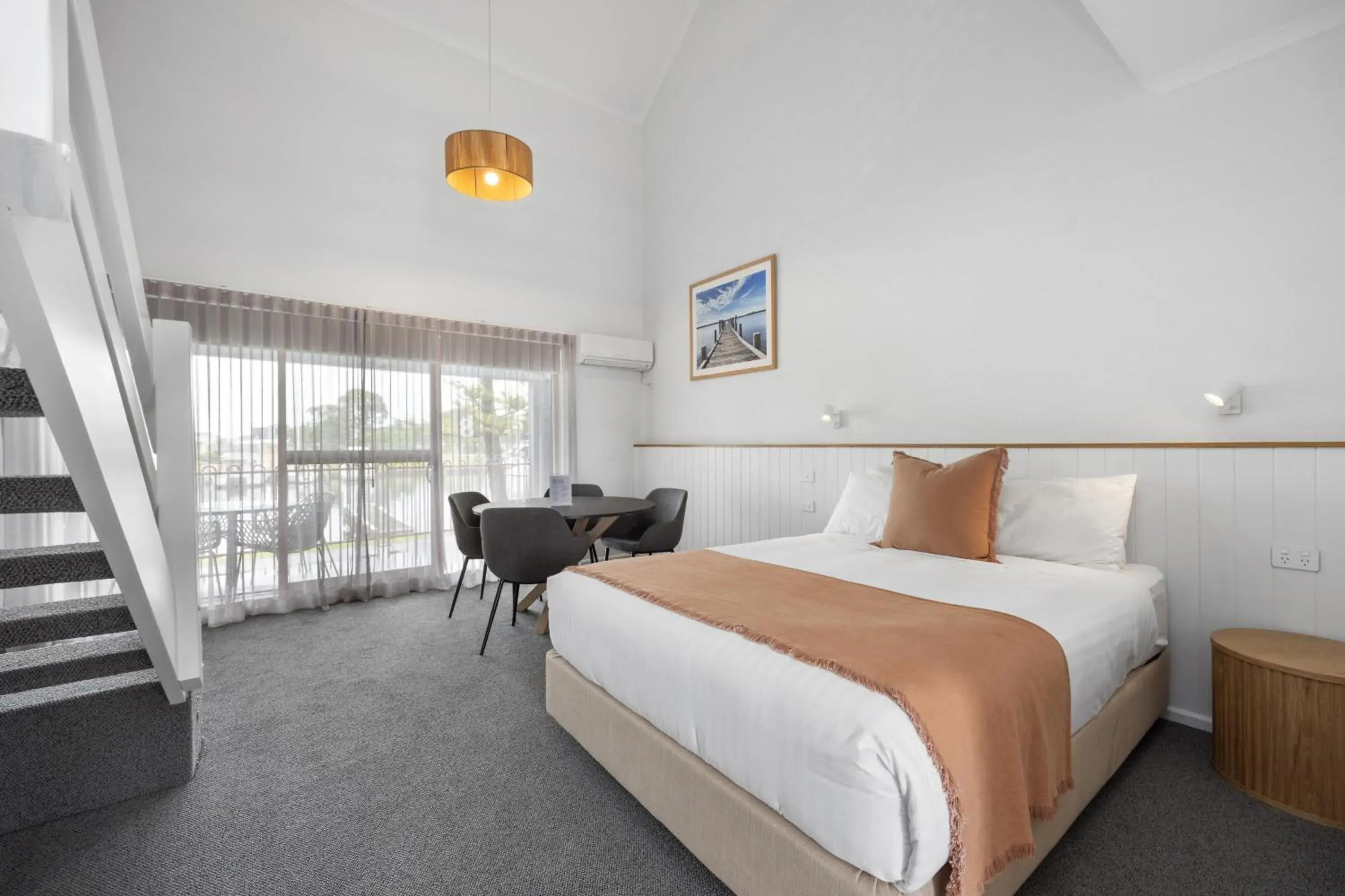 Family Room with Lake View in Mariners Cove Waterfront Motel and Apartments Family Room with Lake View in Mariners Cove Waterfront Motel and Apartments