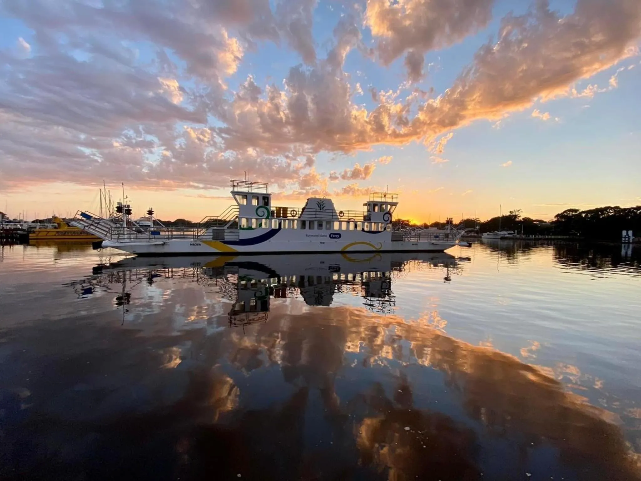 Sunrise in Mariners Cove Waterfront Motel and Apartments