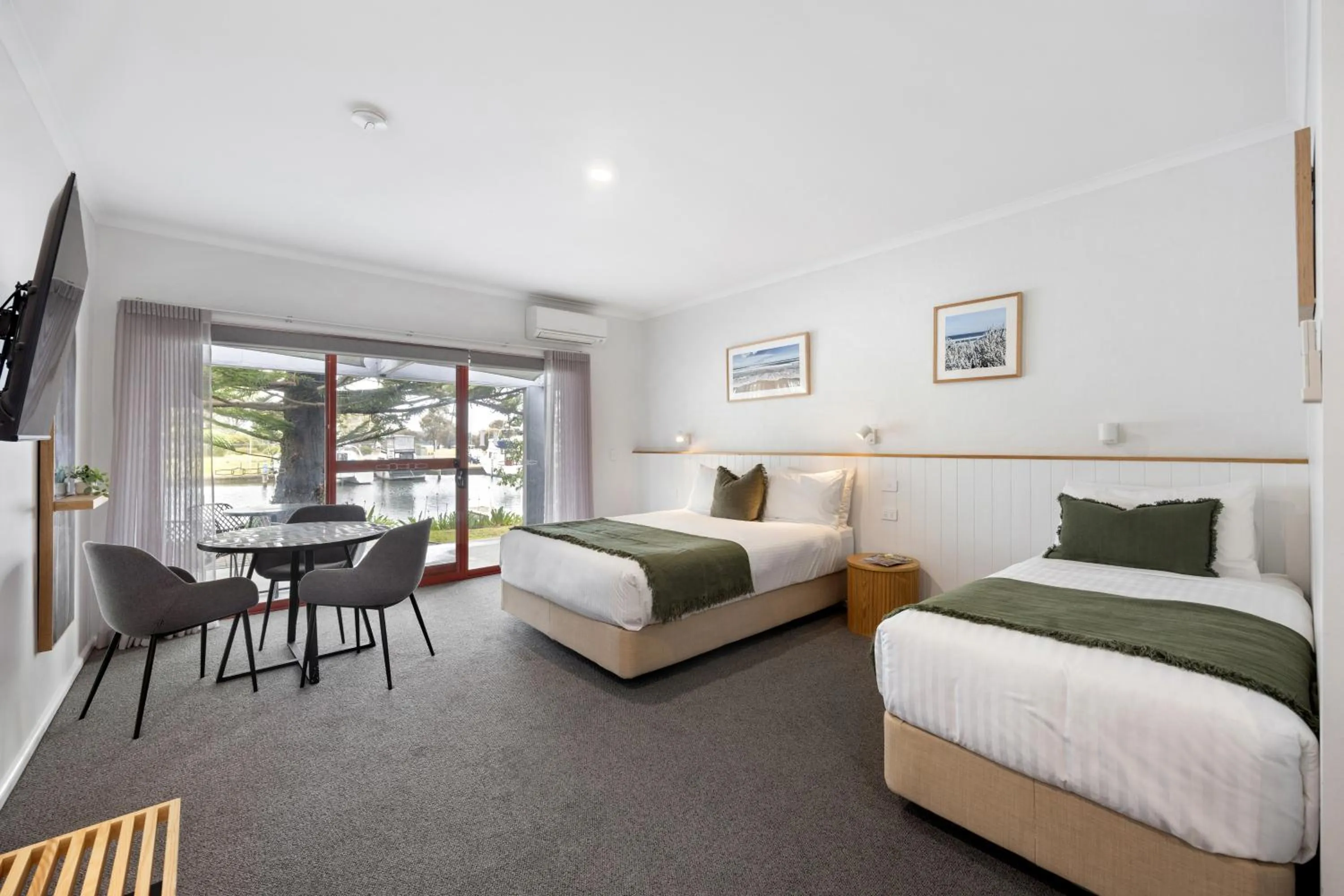 Bed in Mariners Cove Waterfront Motel and Apartments