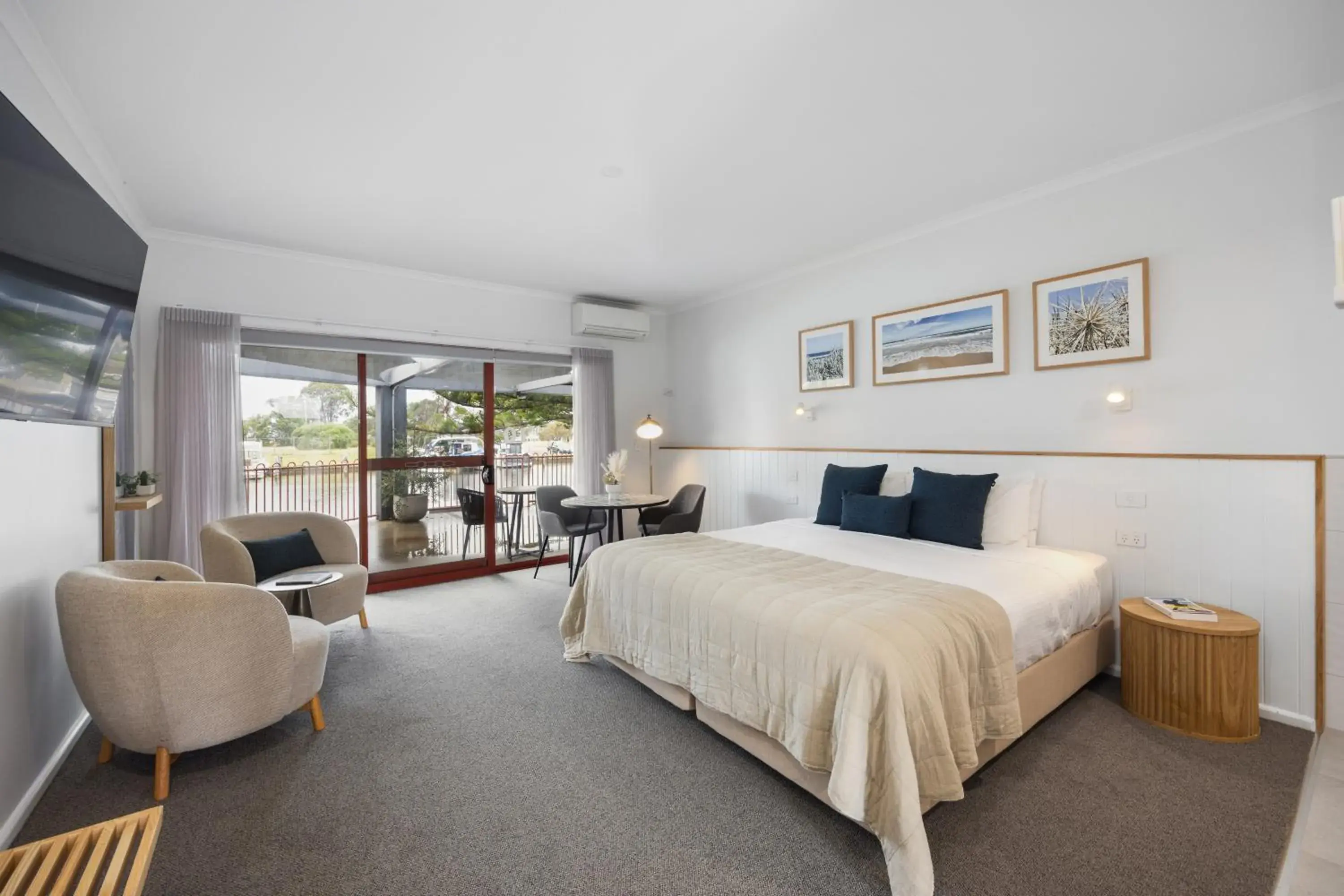 King Room with Spa Bath in Mariners Cove Waterfront Motel and Apartments King Room with Spa Bath in Mariners Cove Waterfront Motel and Apartments