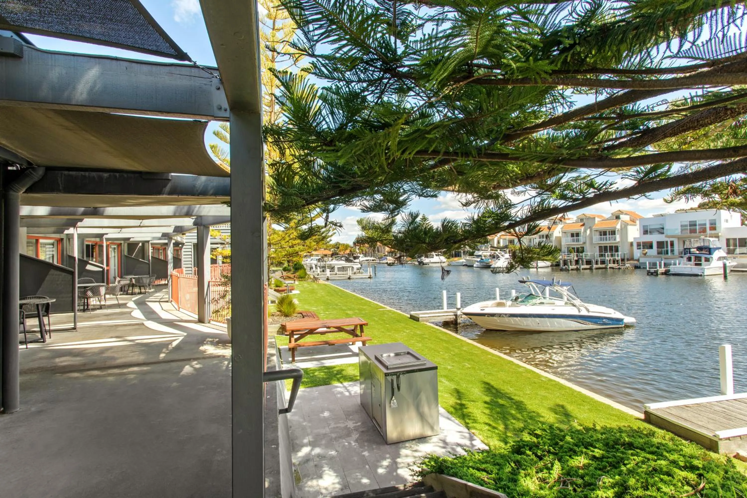 Mariners Cove Waterfront Motel and Apartments