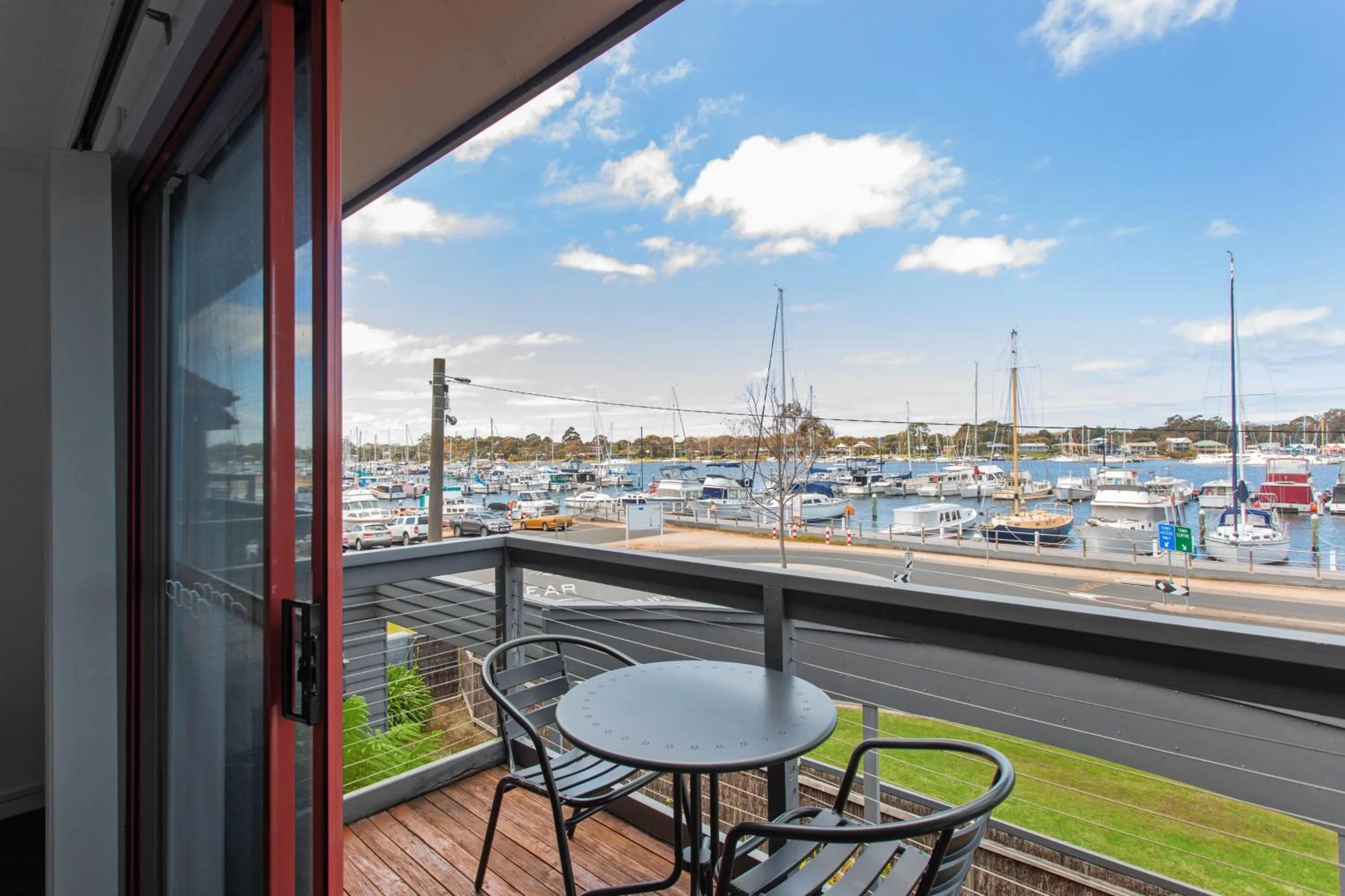 Balcony/Terrace in Mariners Cove Waterfront Motel and Apartments
