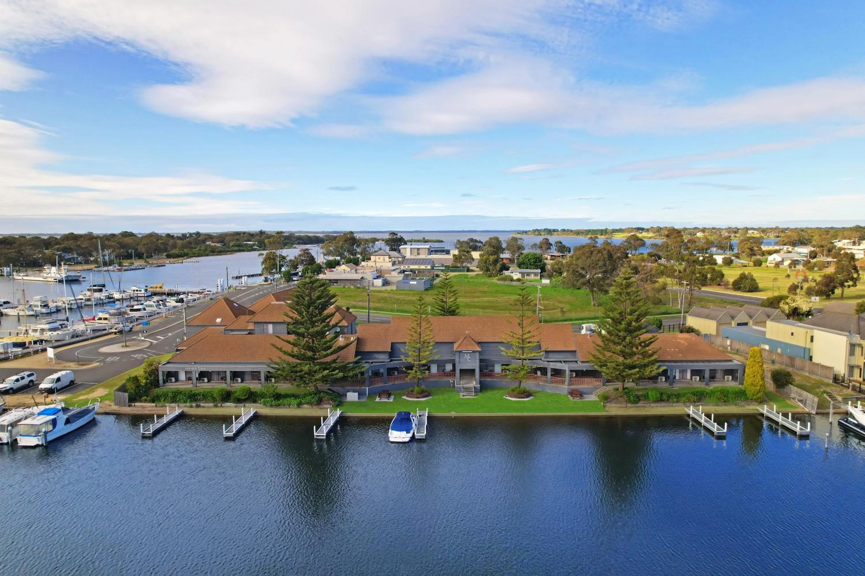 Day in Mariners Cove Waterfront Motel and Apartments