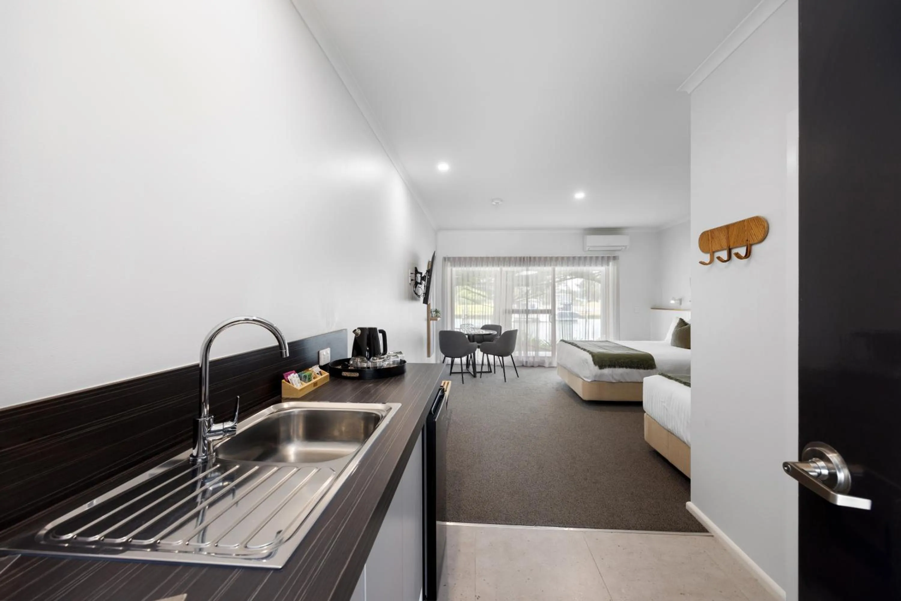 Mariners Cove Waterfront Motel and Apartments