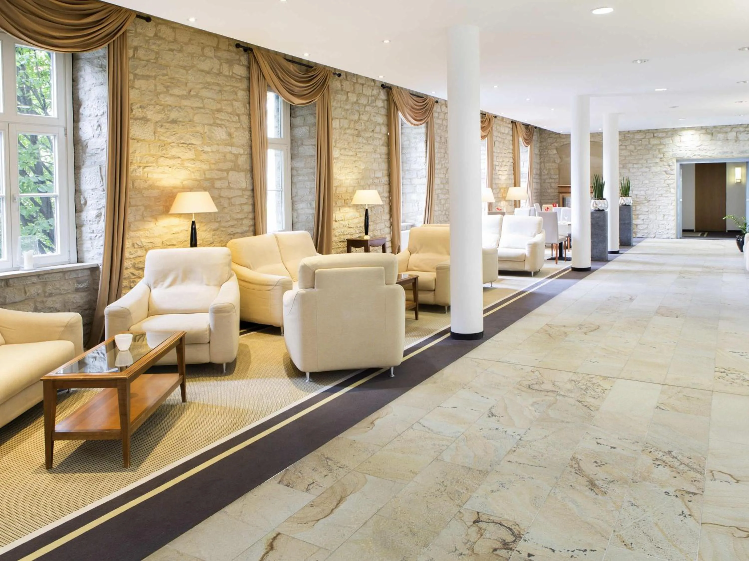 Lounge or bar in NOVOTEL Hildesheim City