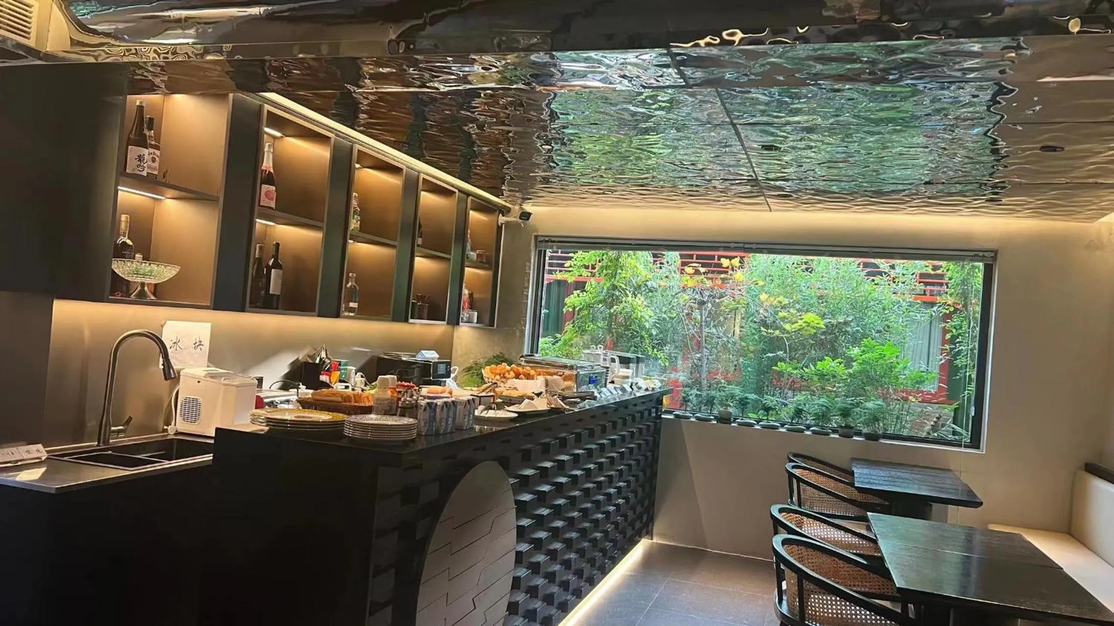 Restaurant/places to eat in Xinxiang Yayuan Courtyard Hotel Beijing Tiananmen Wangfujing Branch