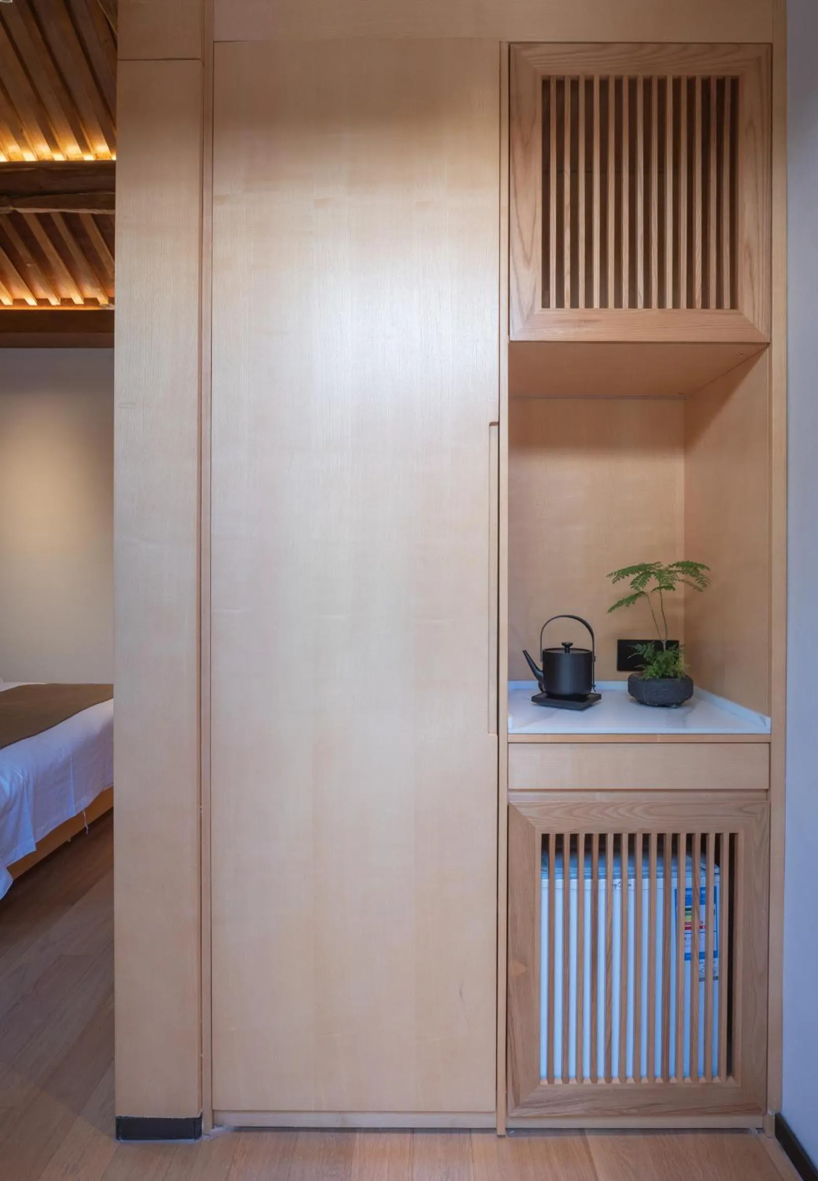 Decorative detail, Bed in Xinxiang Yayuan Courtyard Hotel Beijing Tiananmen Wangfujing Branch