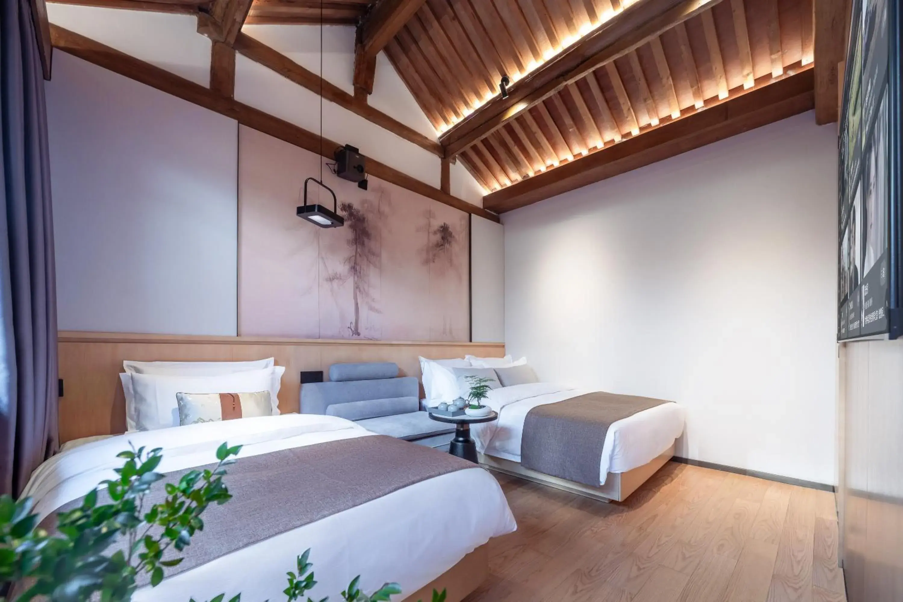Family Room with One Queen Bed and One Single Bed in Xinxiang Yayuan Courtyard Hotel Beijing Tiananmen Wangfujing Branch Family Room with One Queen Bed and One Single Bed in Xinxiang Yayuan Courtyard Hotel Beijing Tiananmen Wangfujing Branch
