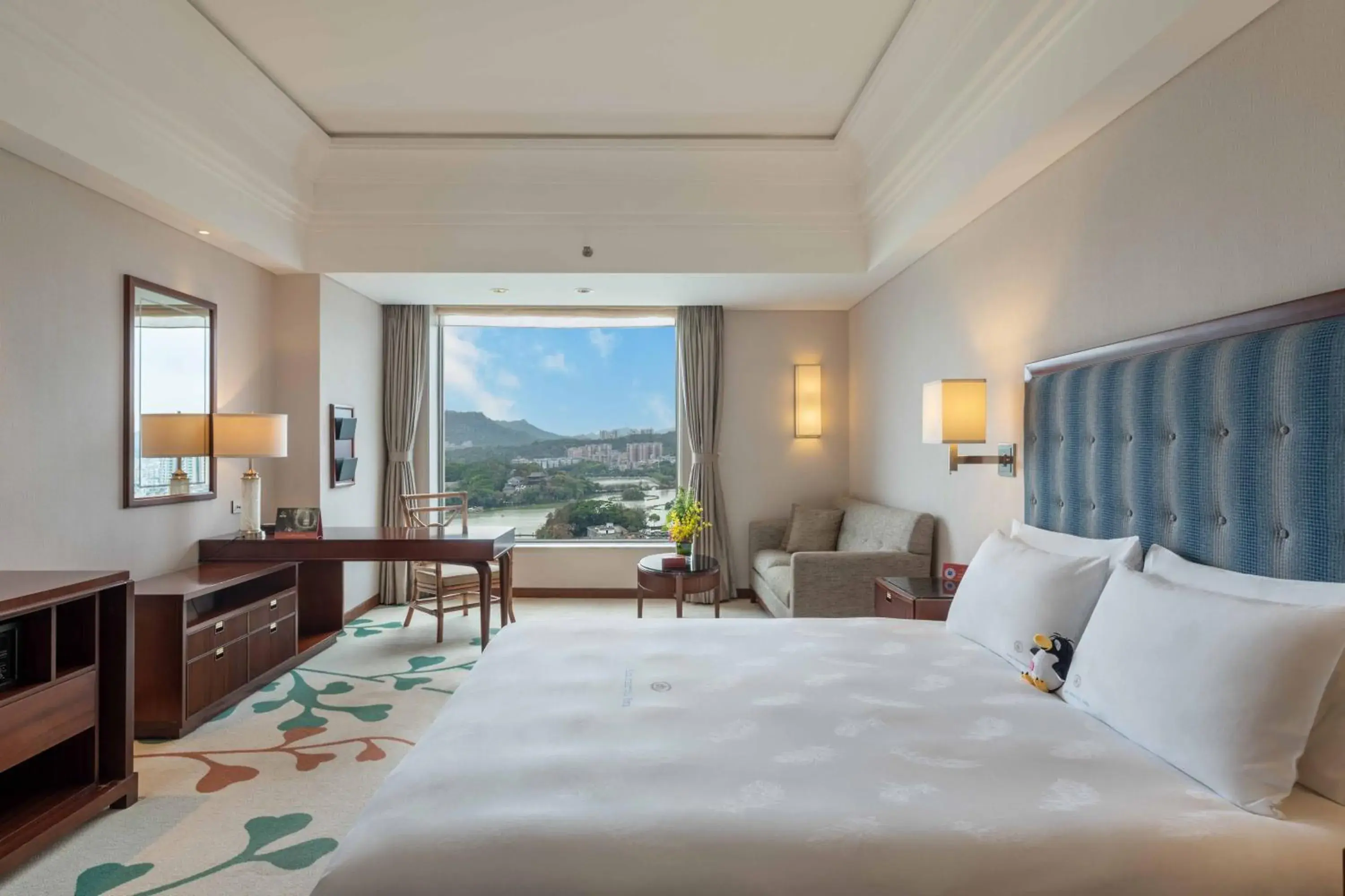 Deluxe King Room with Lake View in Huizhou Kande International Hotel Deluxe King Room with Lake View in Huizhou Kande International Hotel