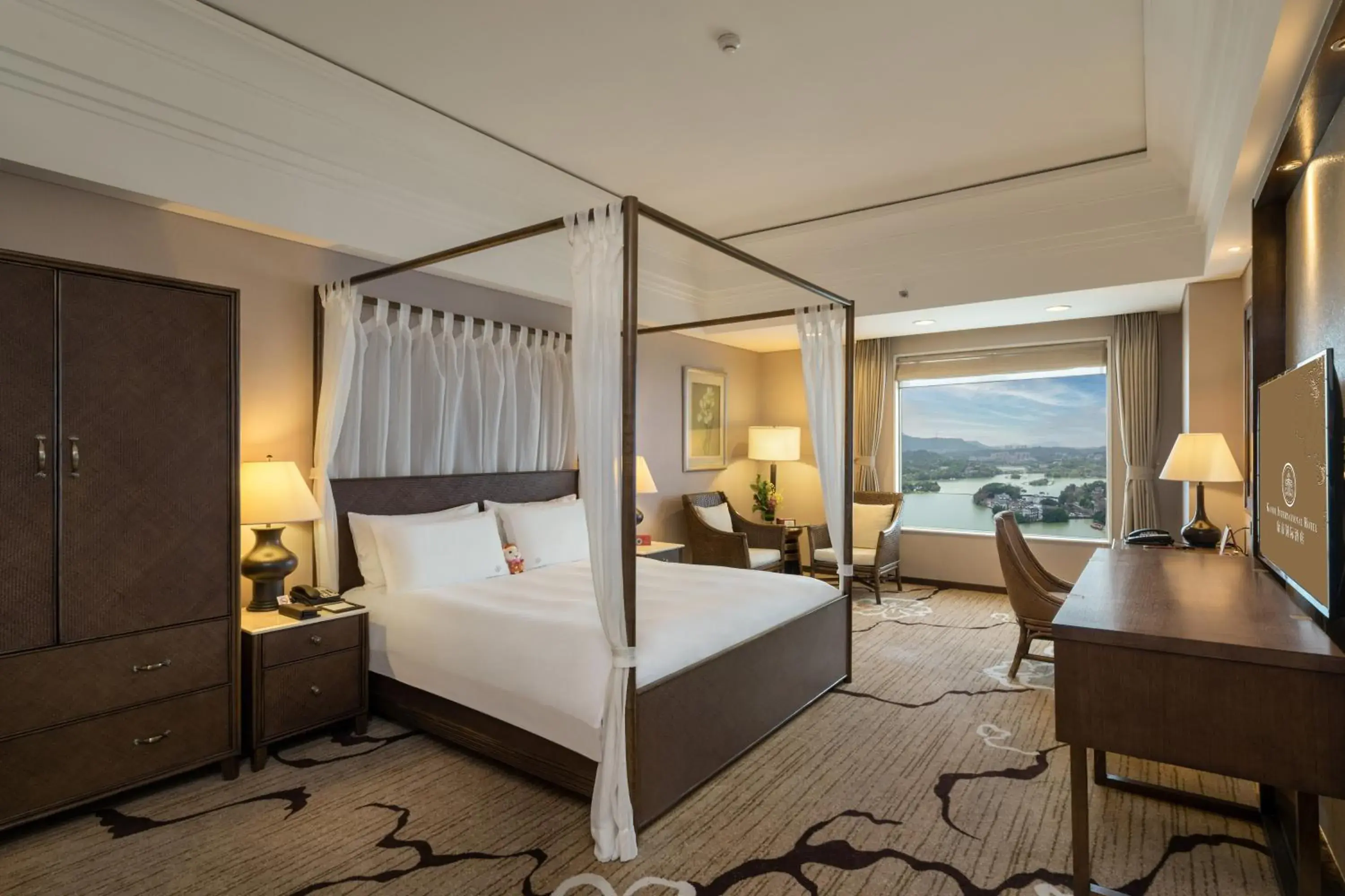 Executive Double Room with Lake View in Huizhou Kande International Hotel Executive Double Room with Lake View in Huizhou Kande International Hotel