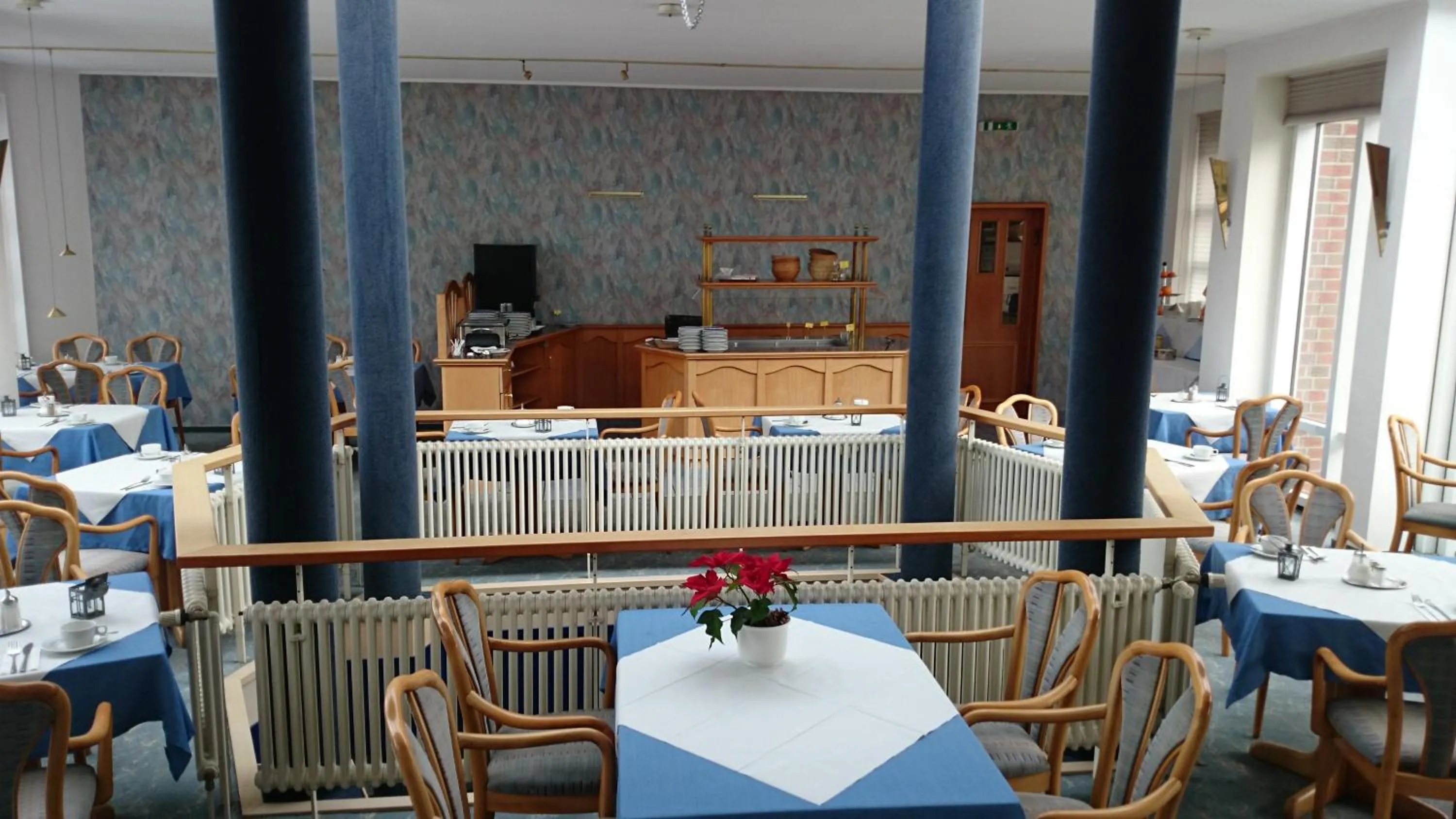 Restaurant/places to eat in Hotel Alexander